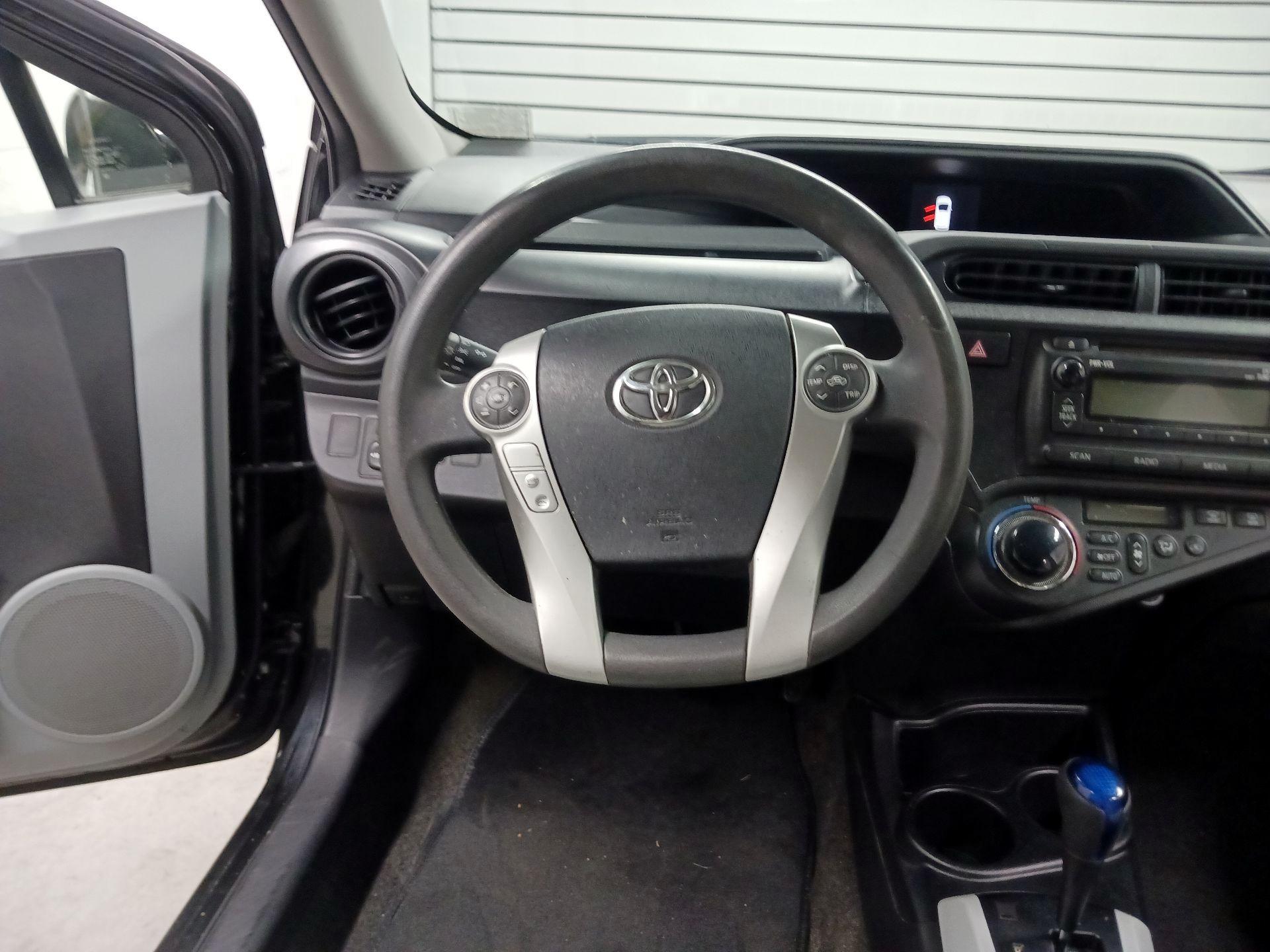 Thumbnail: 2014 Toyota Prius c - 10