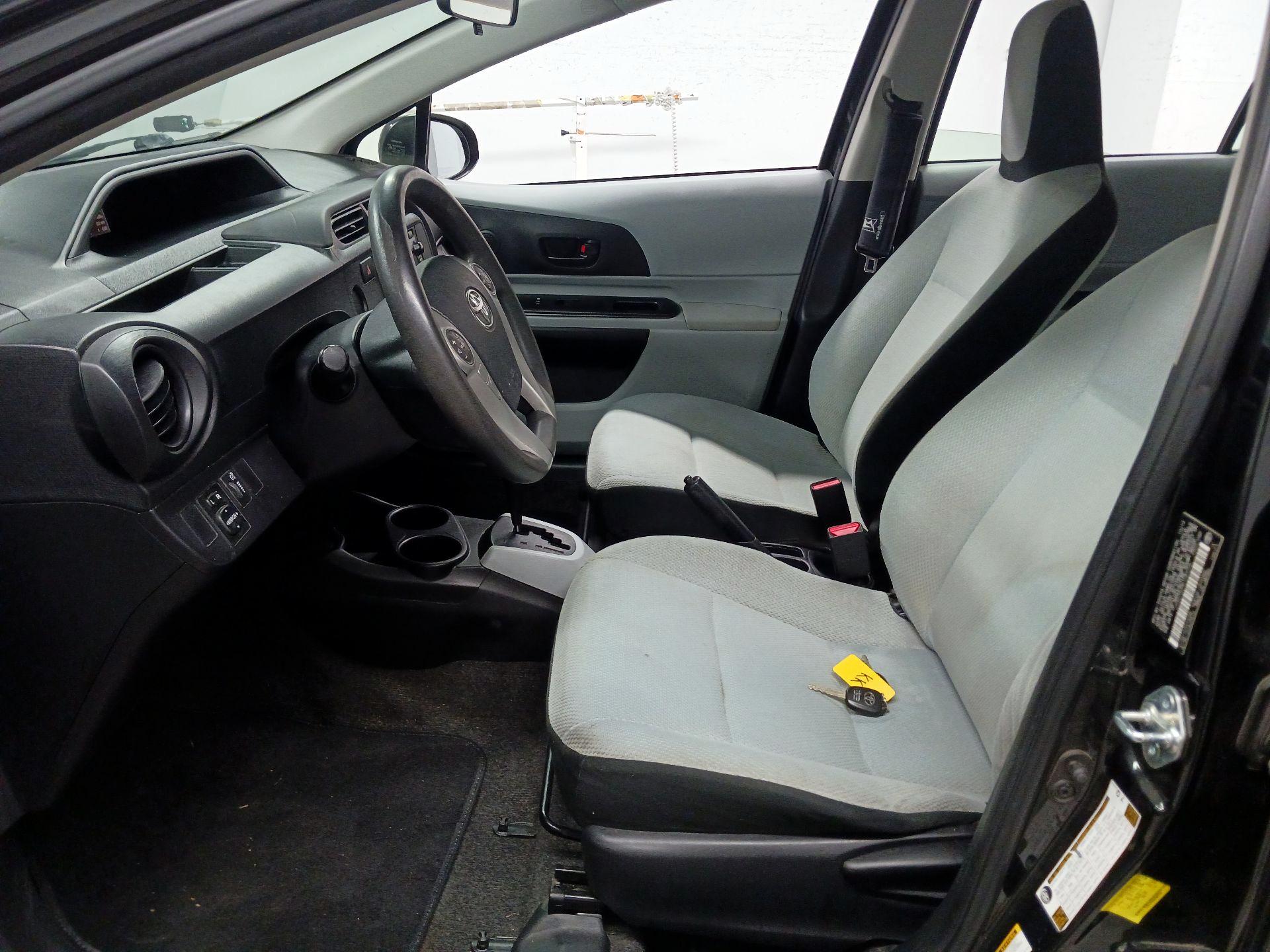 Thumbnail: 2014 Toyota Prius c - 11