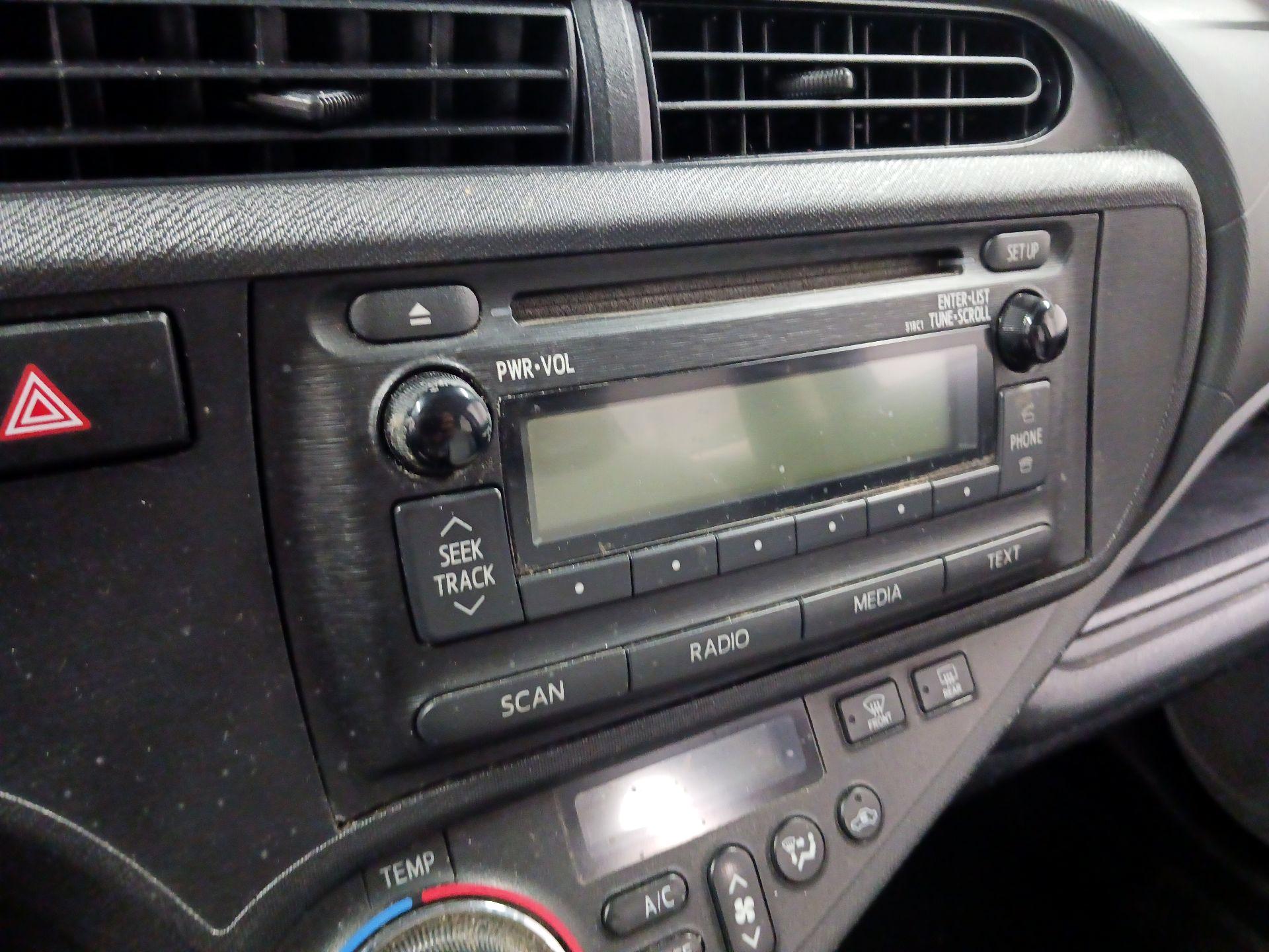 Thumbnail: 2014 Toyota Prius c - 13