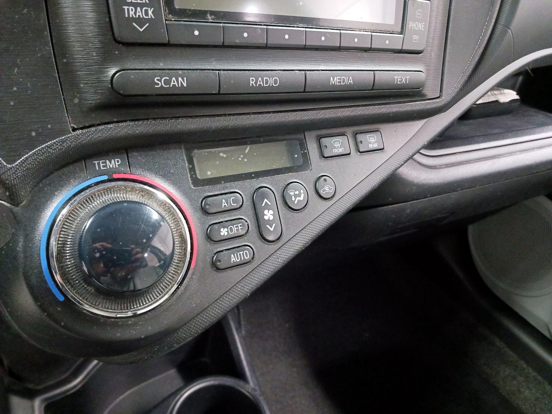 Thumbnail: 2014 Toyota Prius c - 14