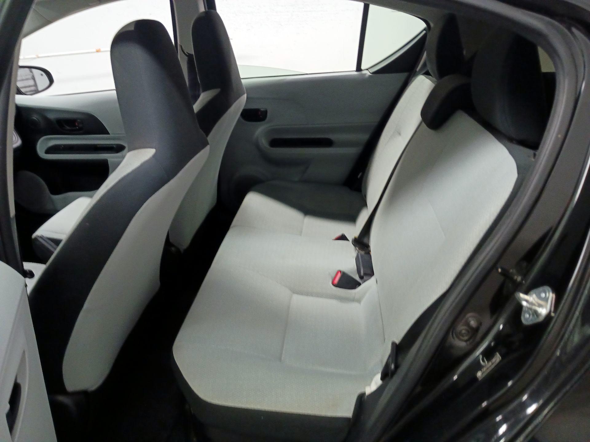 Thumbnail: 2014 Toyota Prius c - 16