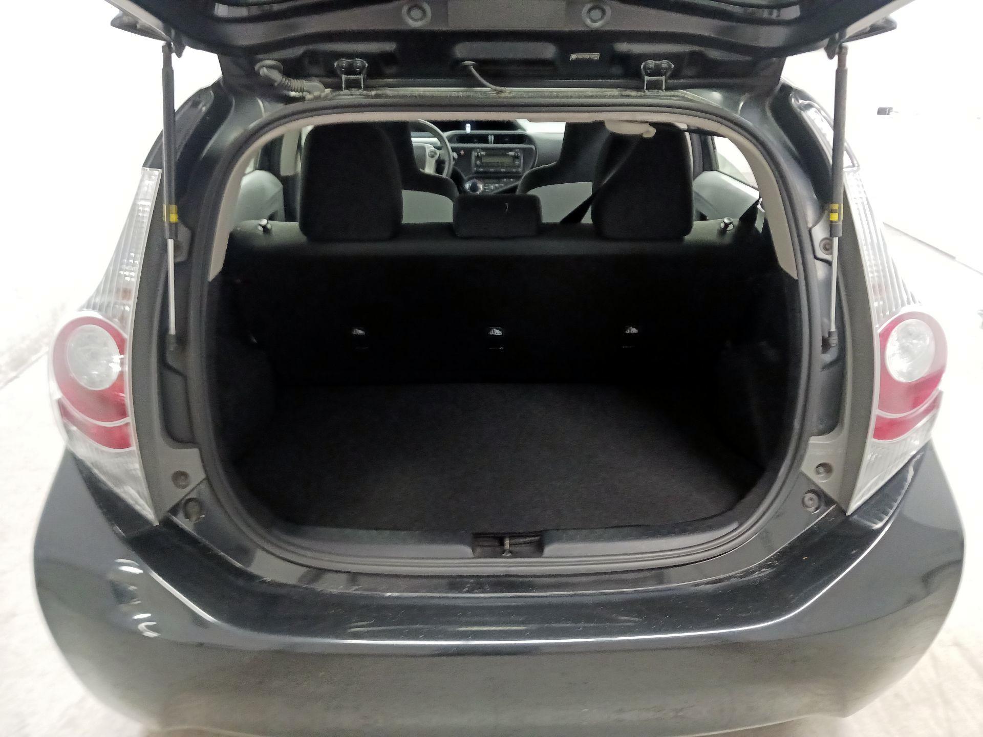 Thumbnail: 2014 Toyota Prius c - 17