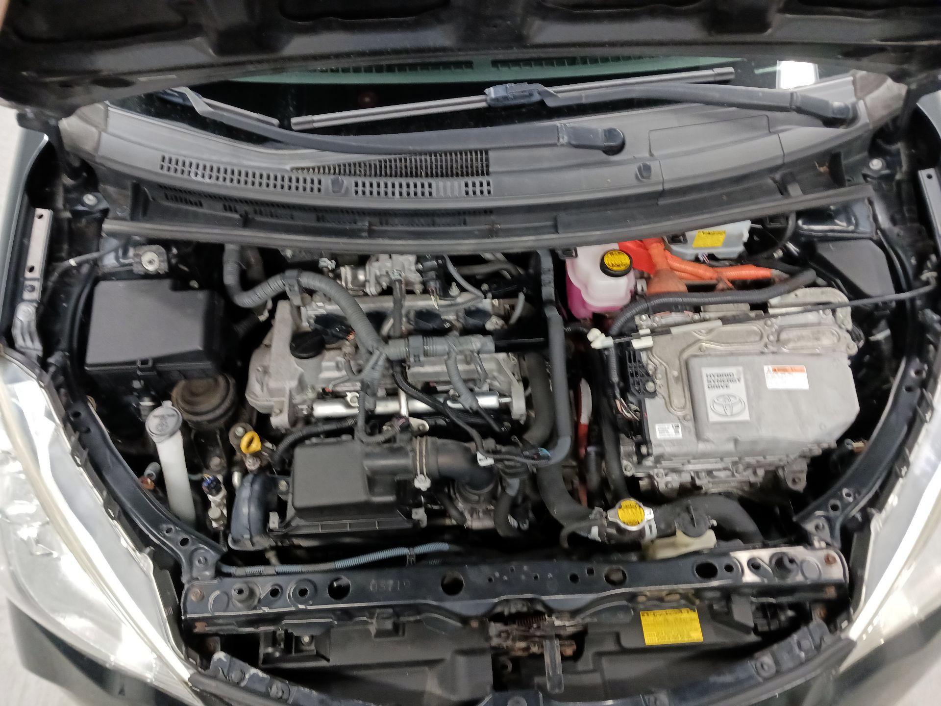 Thumbnail: 2014 Toyota Prius c - 18