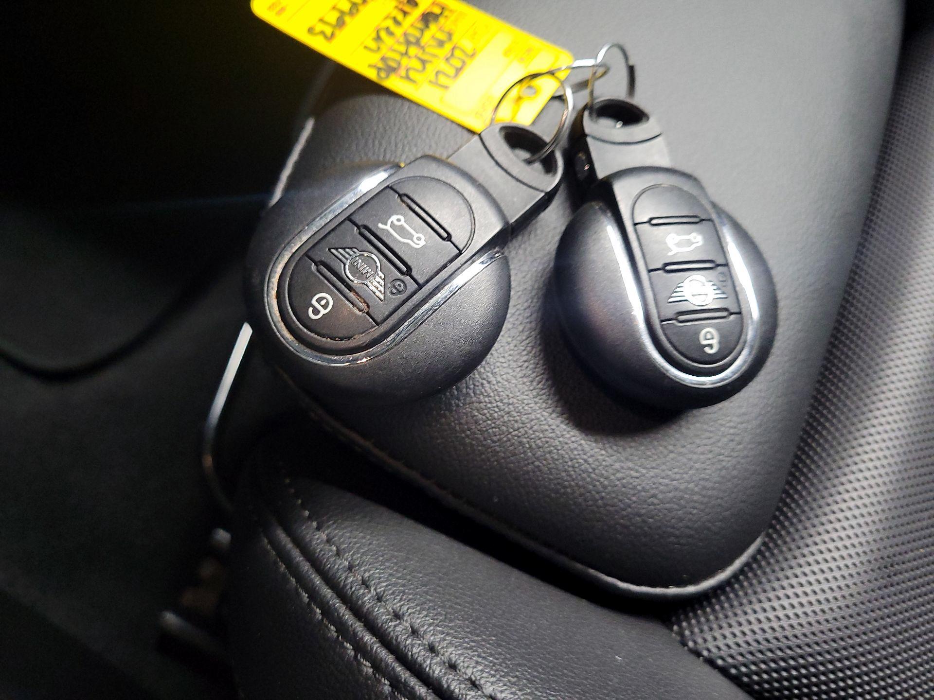 Thumbnail: 2021 MINI Cooper Hardtop - 17