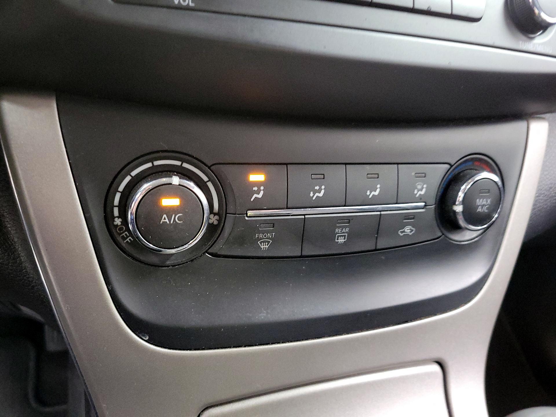 Thumbnail: 2015 Nissan Sentra - 15