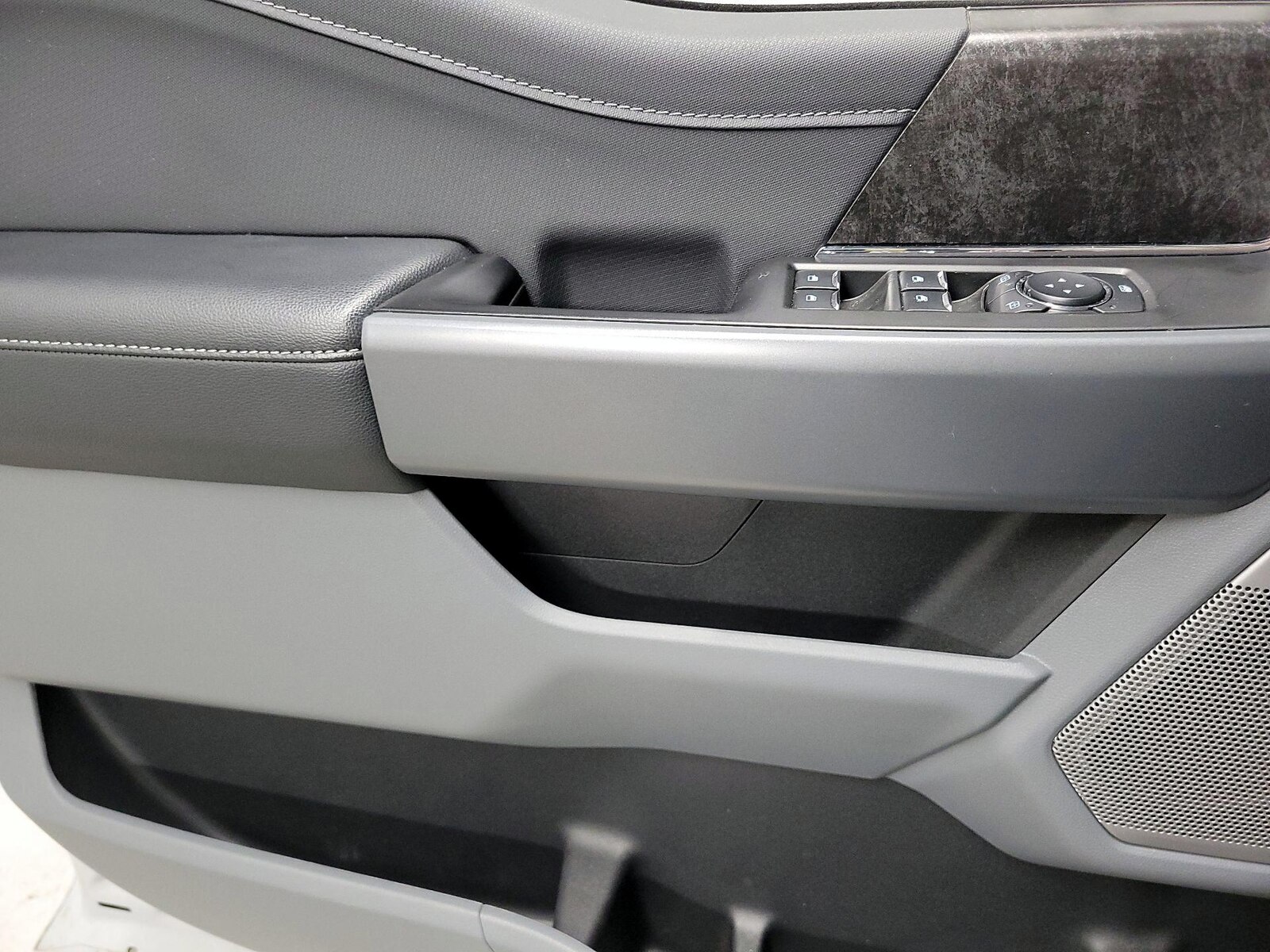 2024 Ford F-150 Lightning Flash - Photo 13