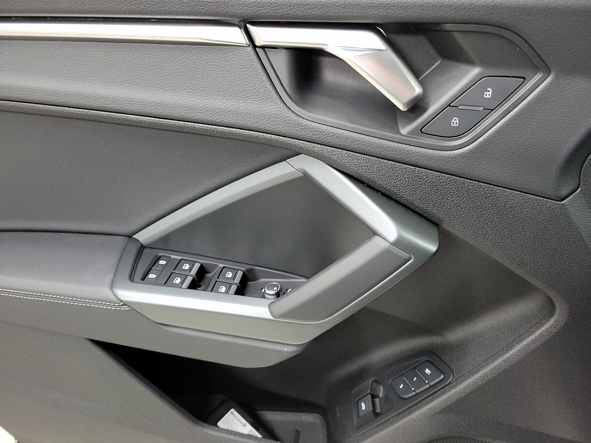 Thumbnail: 2025 Audi Q3 - 12