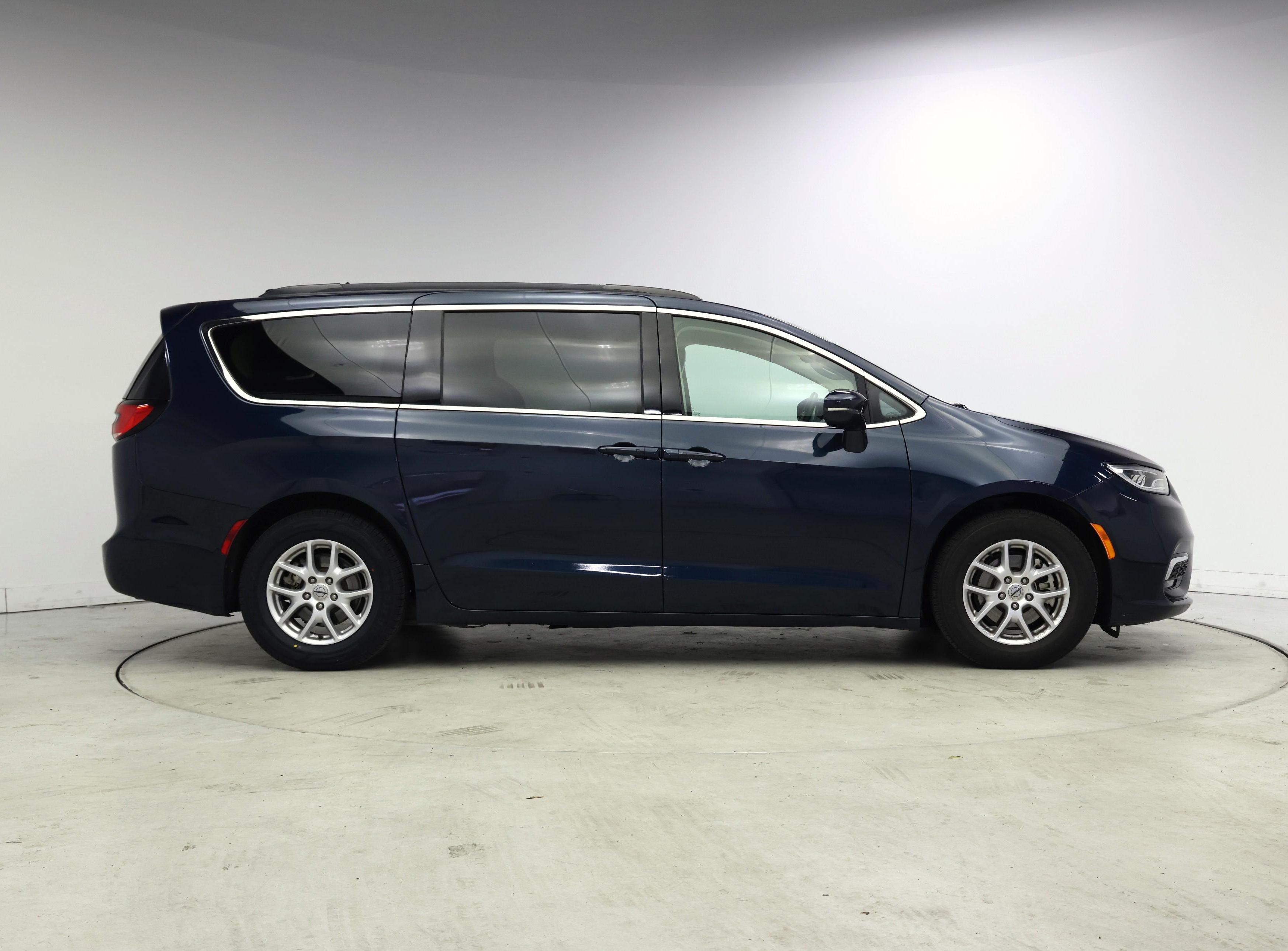 Thumbnail: 2022 Chrysler Pacifica - 7