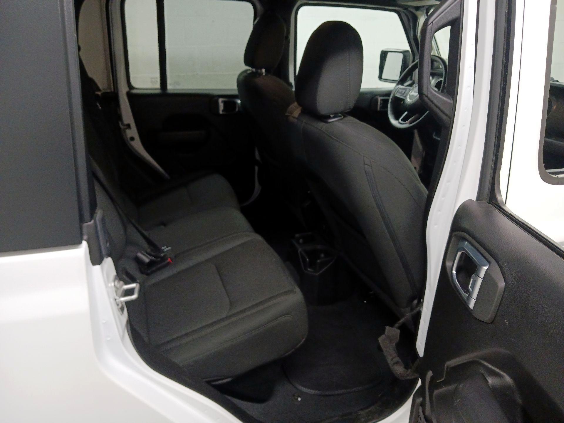 Thumbnail: 2023 Jeep Gladiator - 17