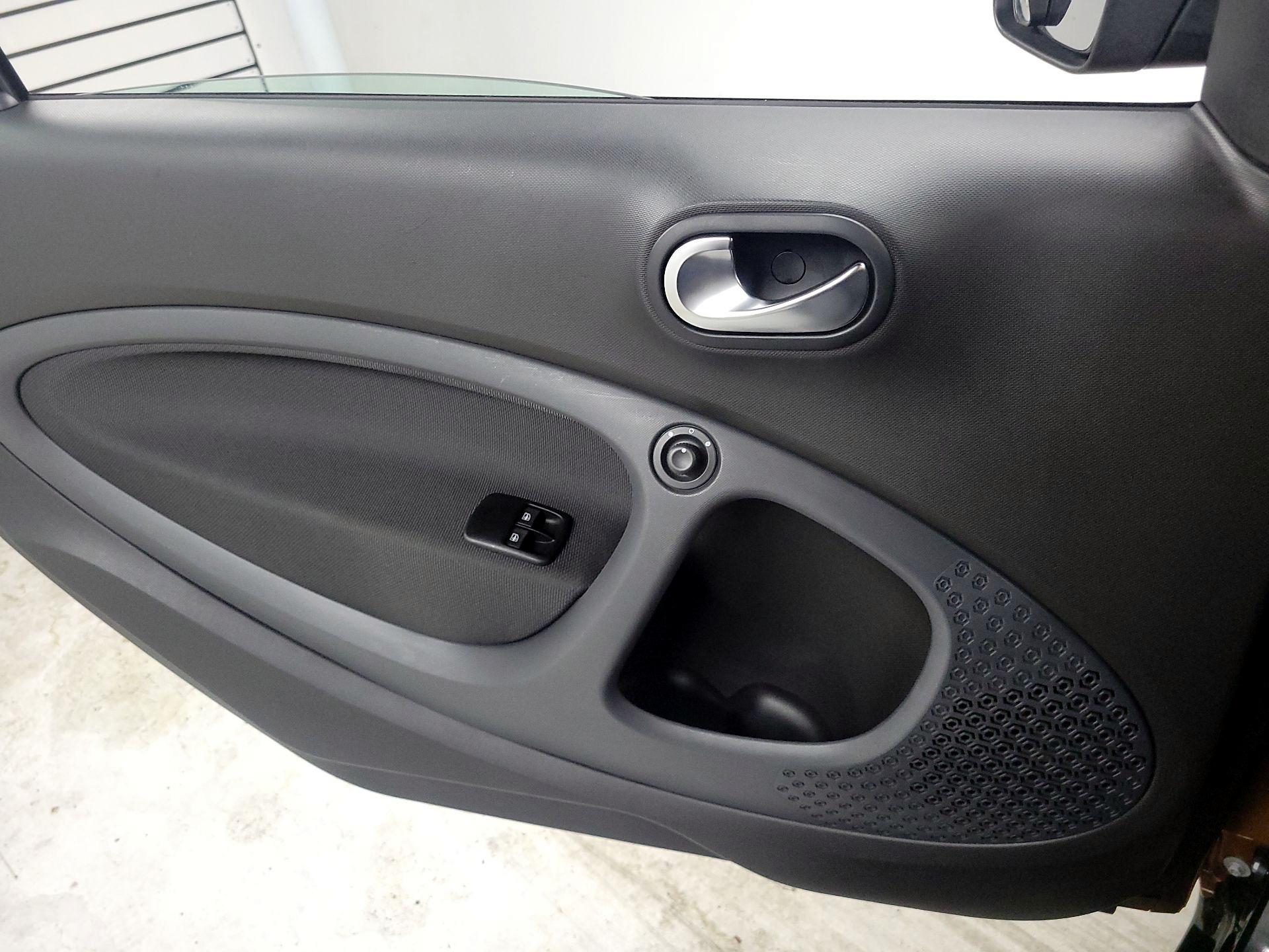 Thumbnail: 2016 smart fortwo - 10