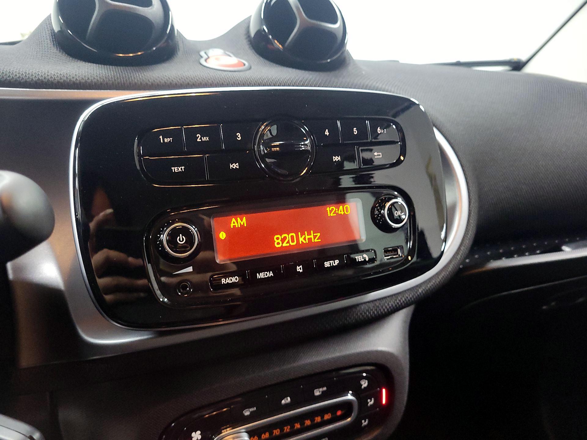 Thumbnail: 2016 smart fortwo - 11