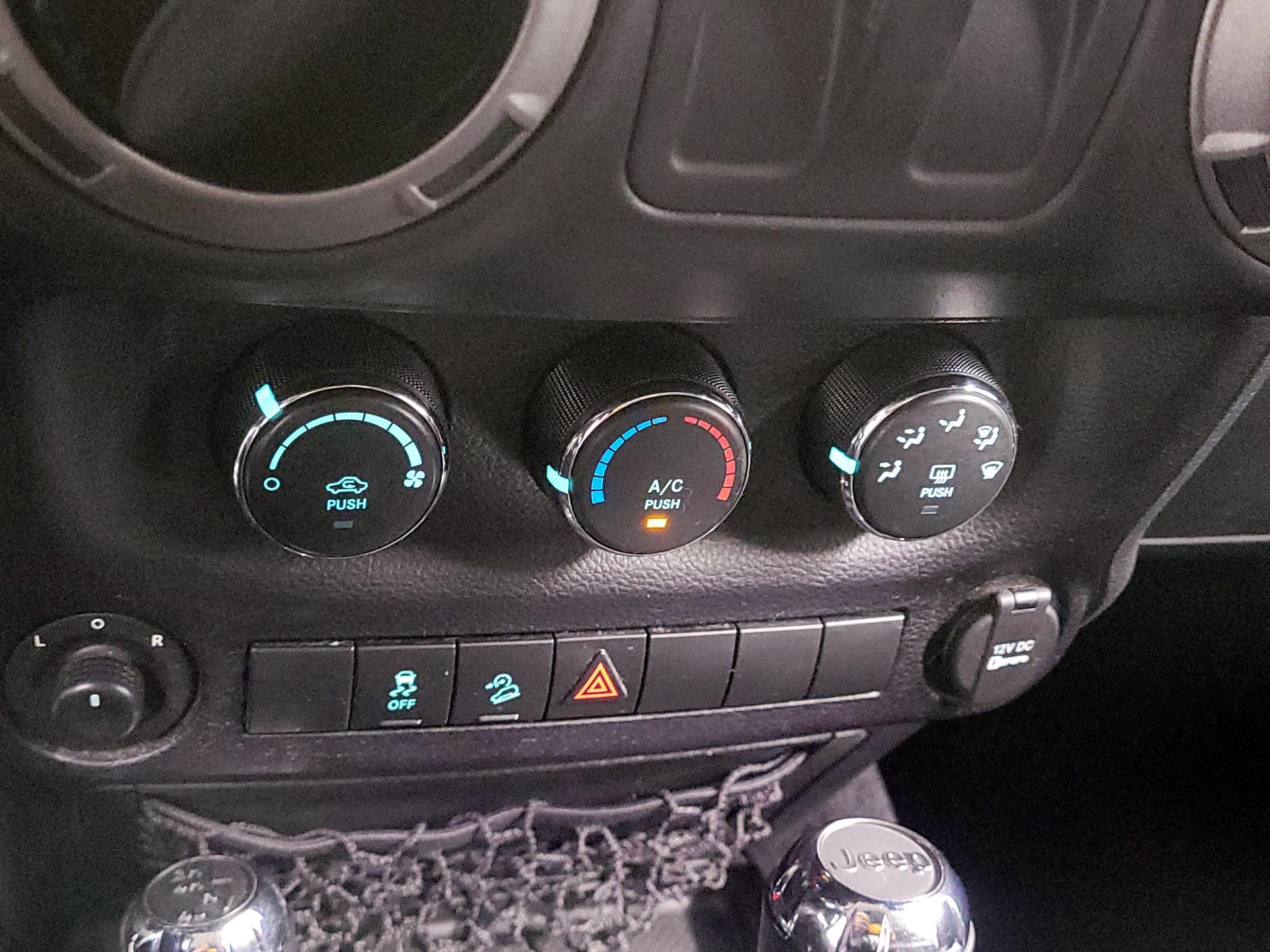 Thumbnail: 2016 Jeep Wrangler - 14