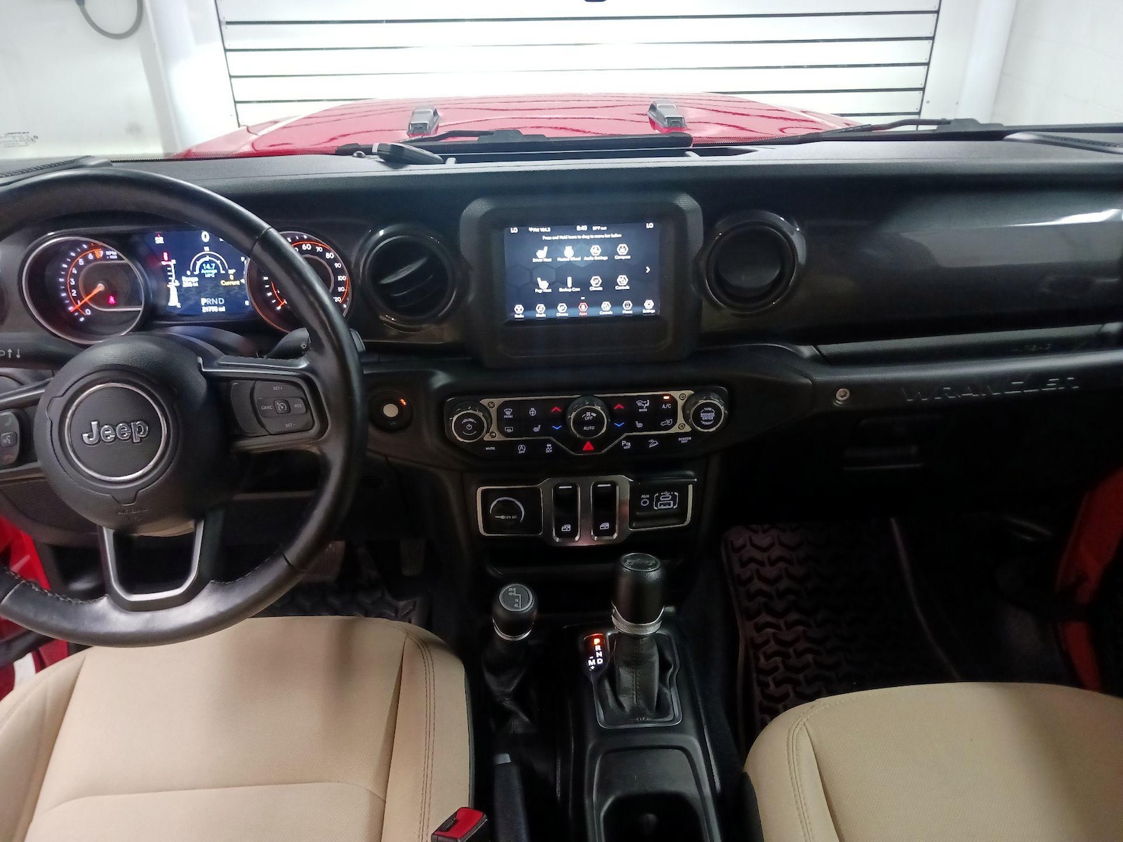2020 Jeep Wrangler Black and Tan - Photo 10