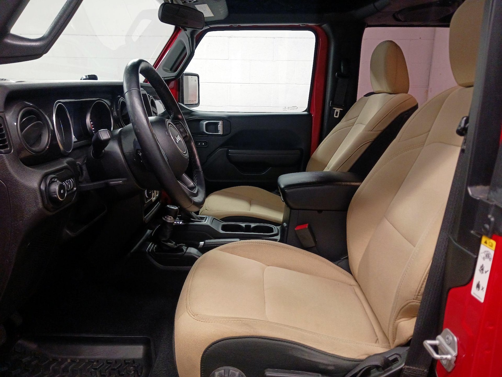 2020 Jeep Wrangler Black and Tan - Photo 12