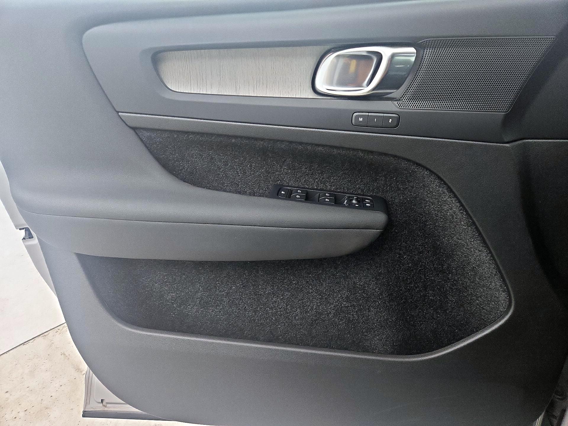 Thumbnail: 2023 Volvo XC40 - 12