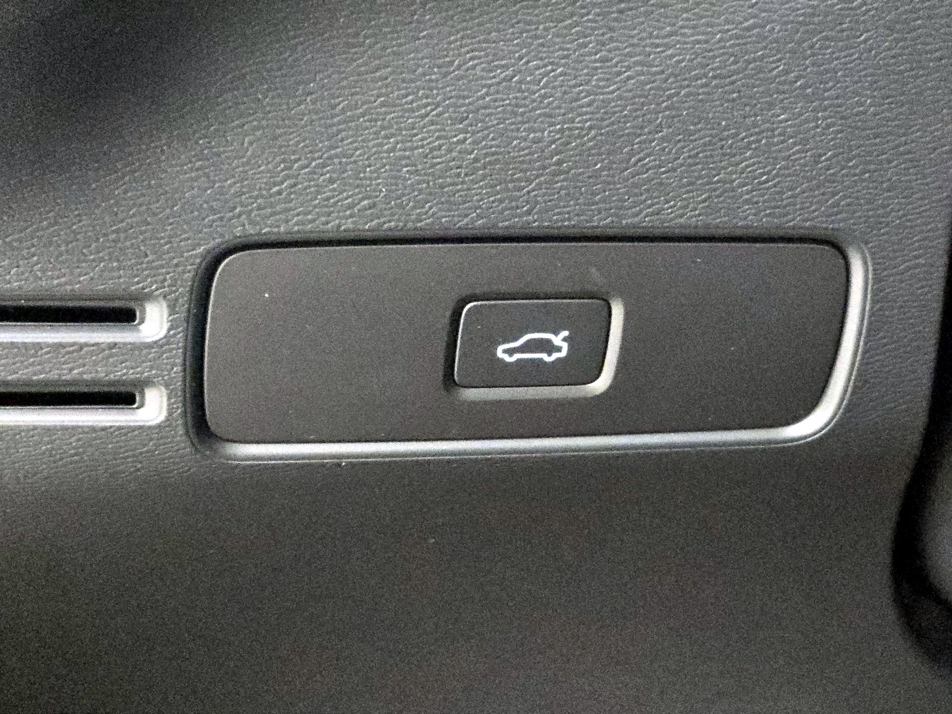 Thumbnail: 2023 Volvo XC40 - 13