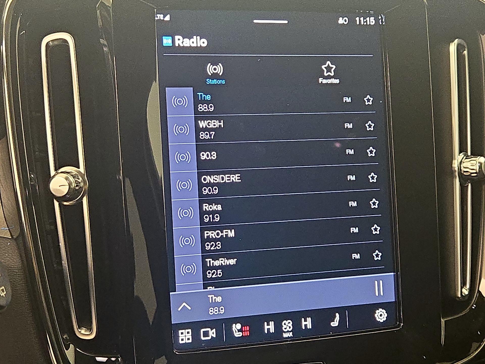 Thumbnail: 2023 Volvo XC40 - 15