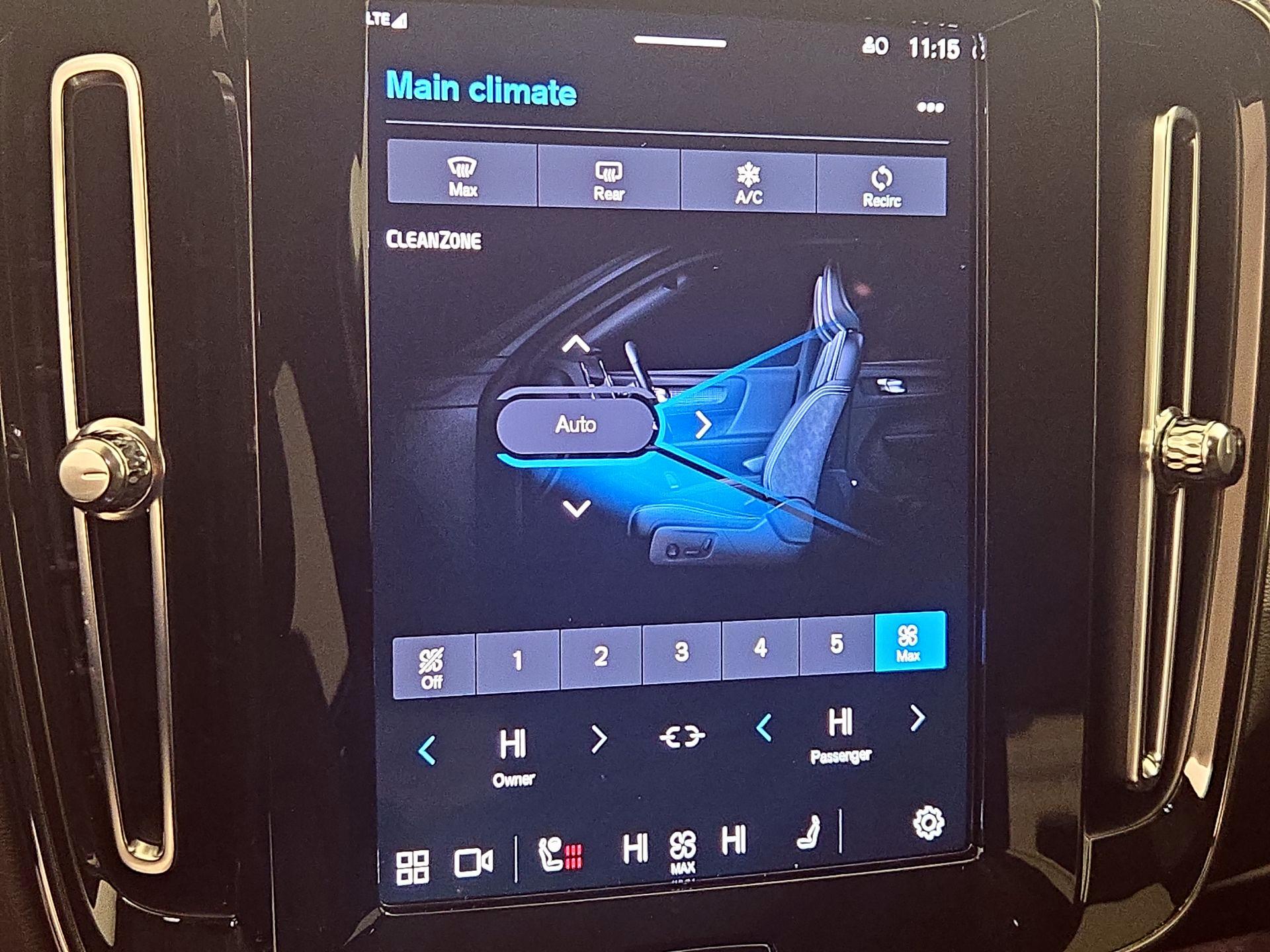 Thumbnail: 2023 Volvo XC40 - 16