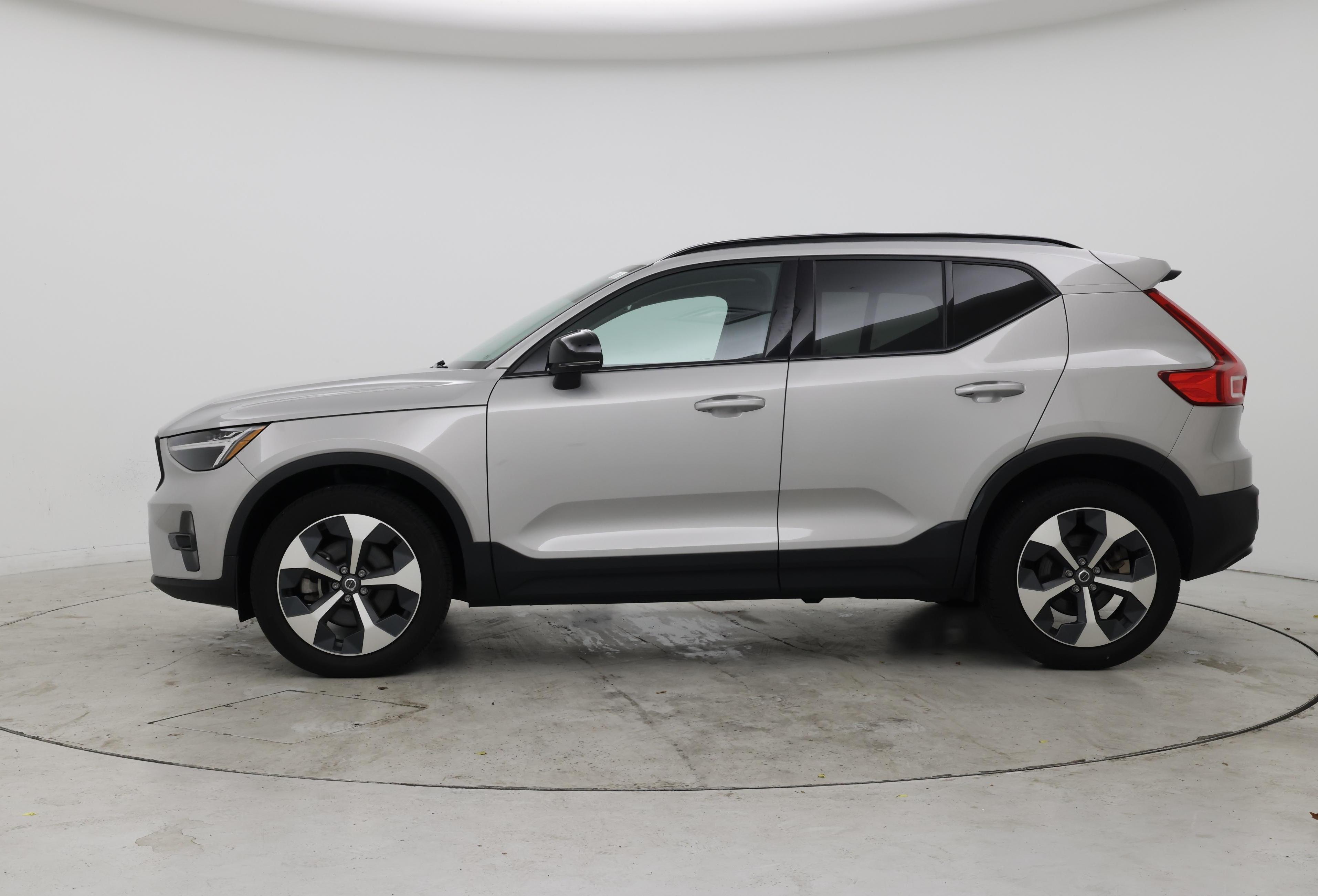 Thumbnail: 2023 Volvo XC40 - 3