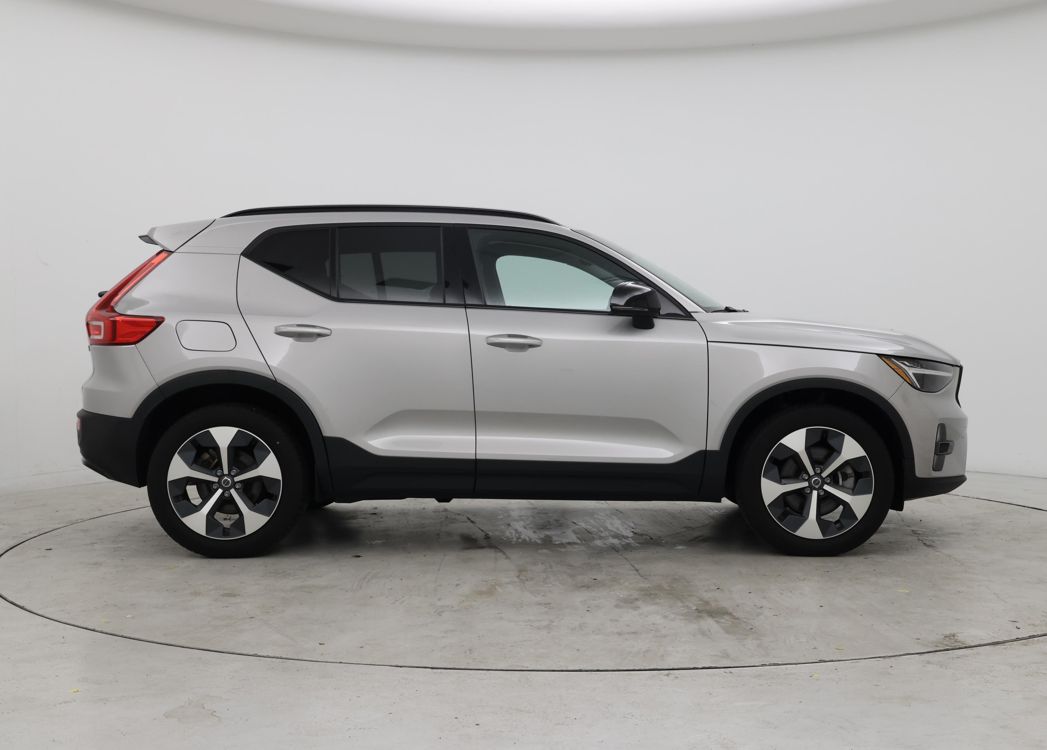 Thumbnail: 2023 Volvo XC40 - 7