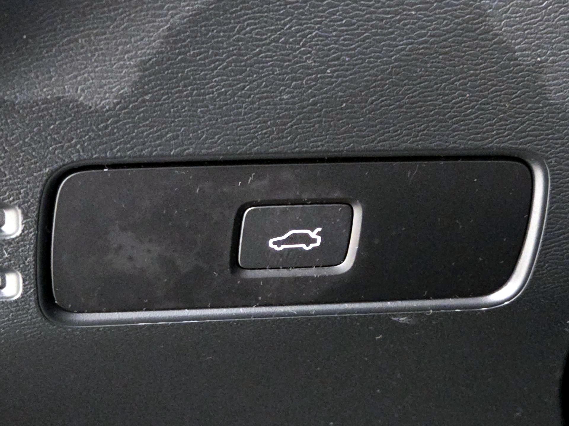 Thumbnail: 2023 Volvo XC40 - 13