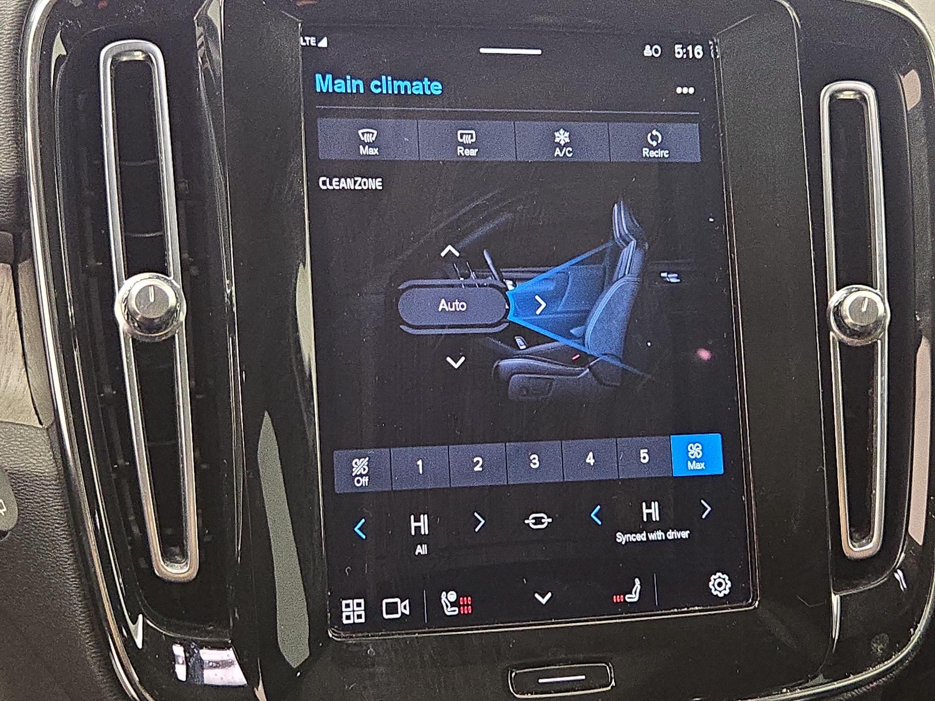 Thumbnail: 2023 Volvo XC40 - 16