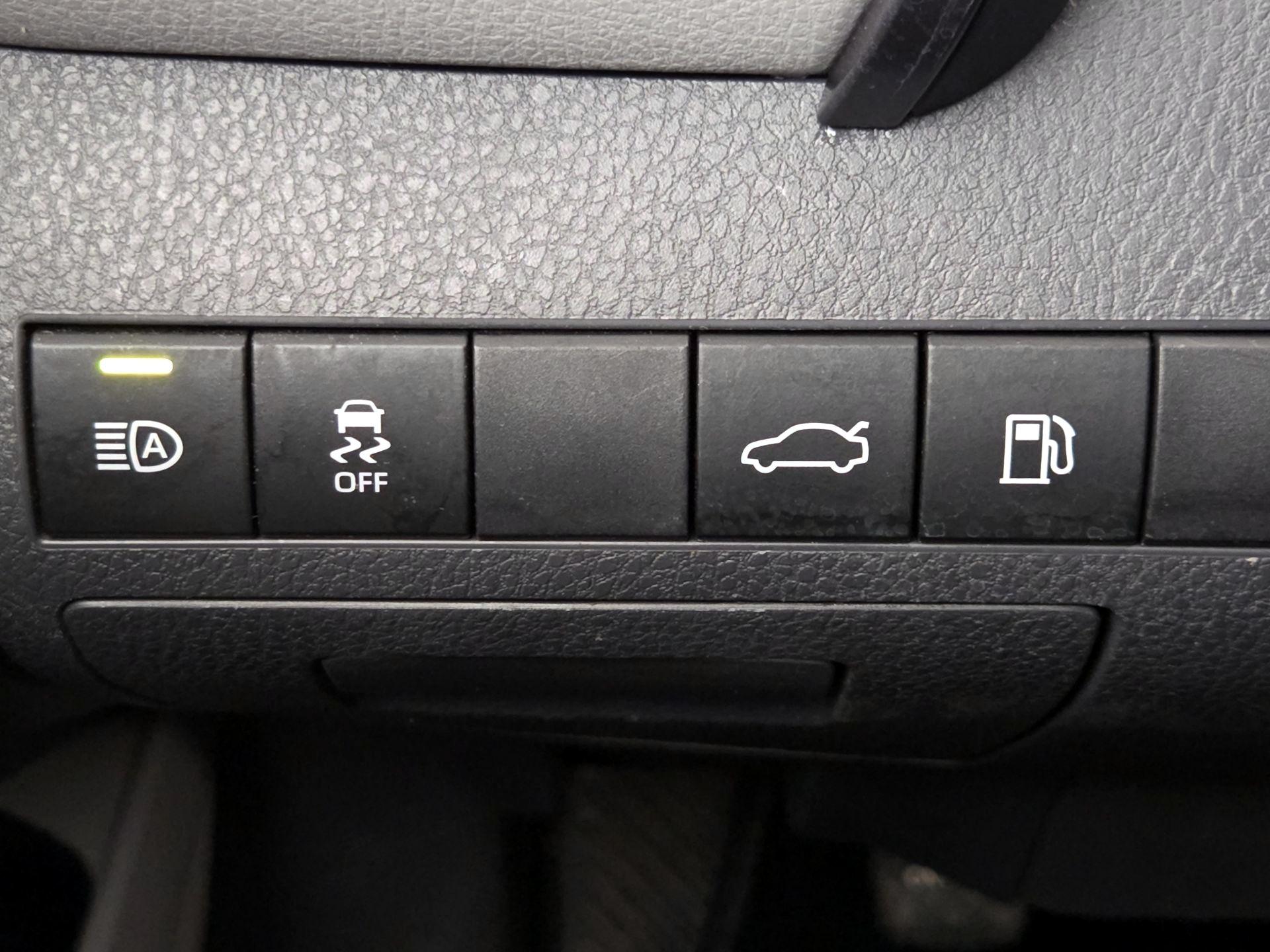 Thumbnail: 2018 Toyota Camry - 13