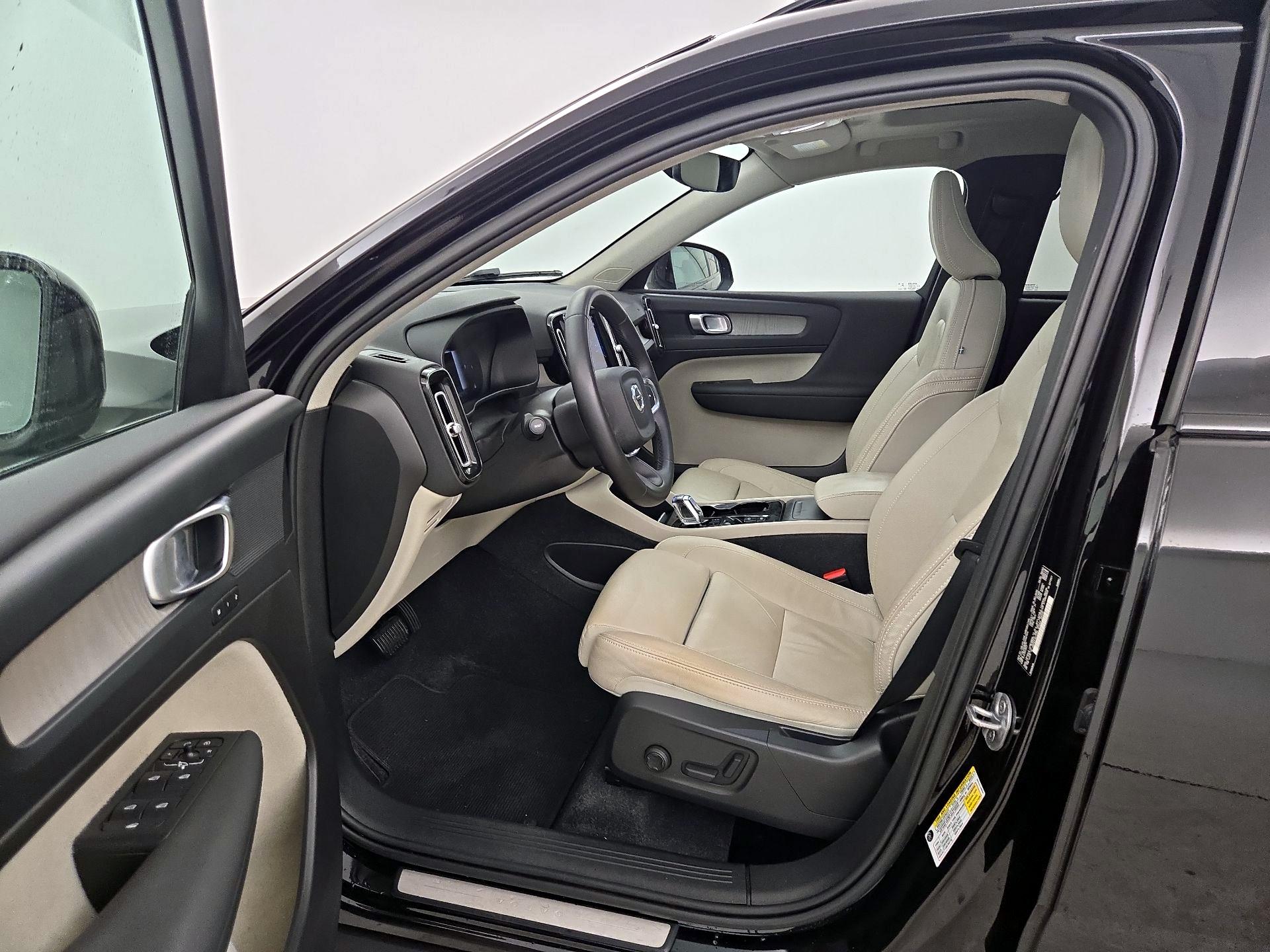 Thumbnail: 2023 Volvo XC40 - 11