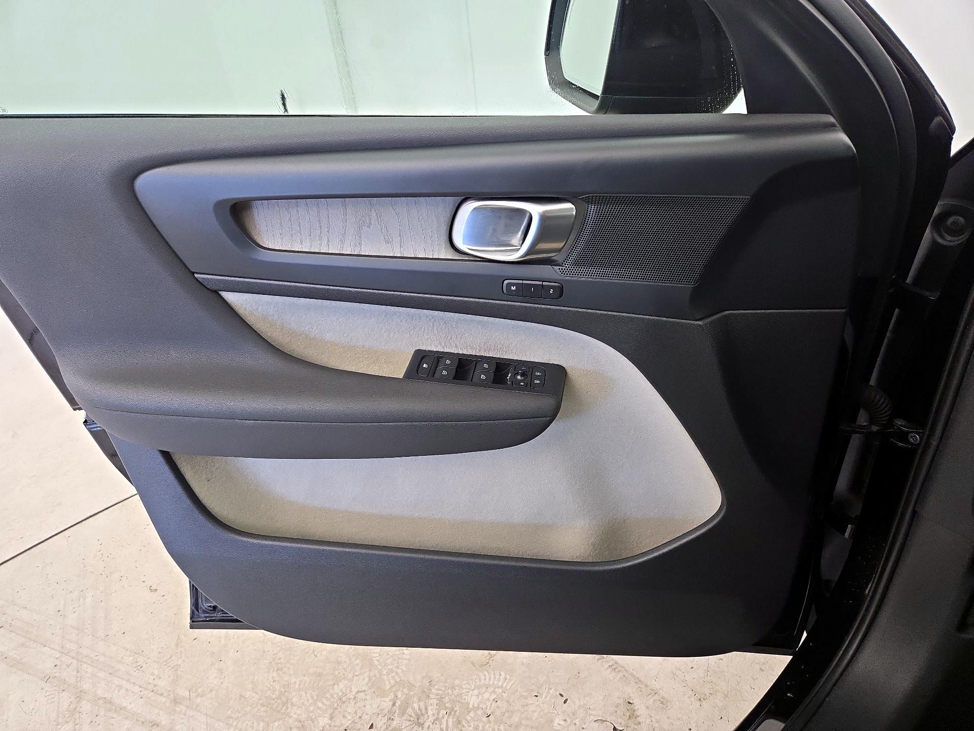 Thumbnail: 2023 Volvo XC40 - 12