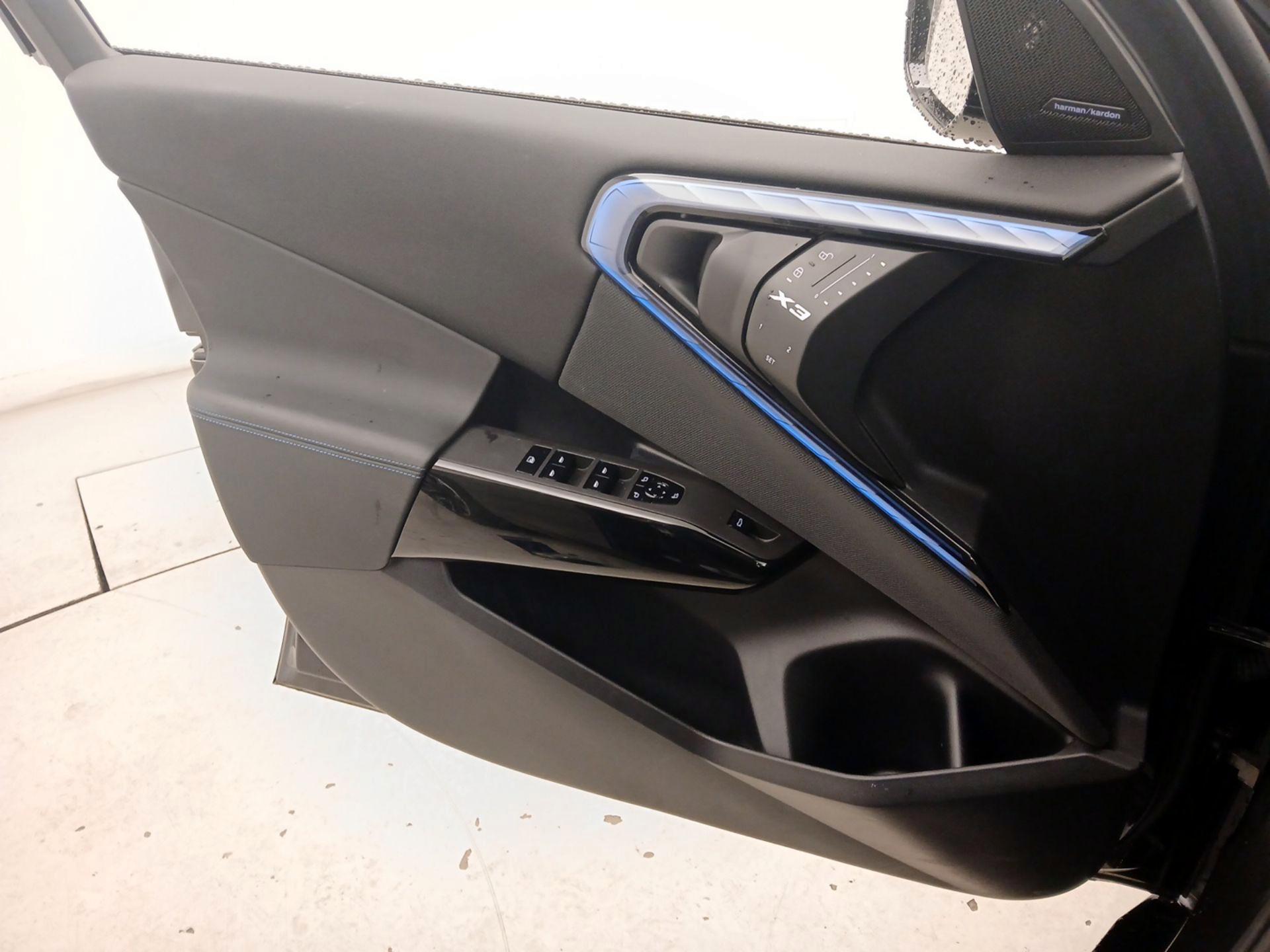 Thumbnail: 2025 BMW X3 - 12