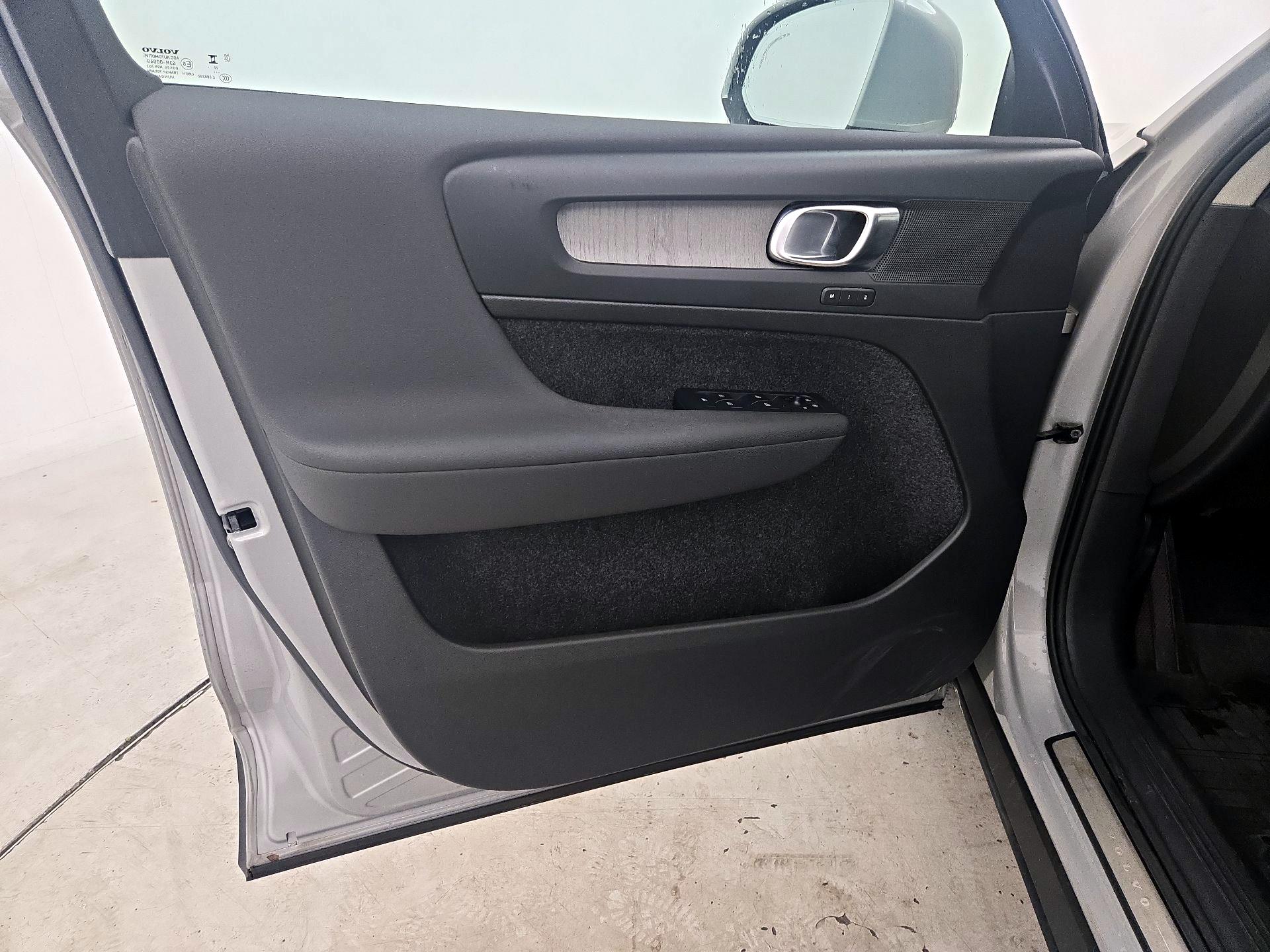 Thumbnail: 2023 Volvo XC40 - 12