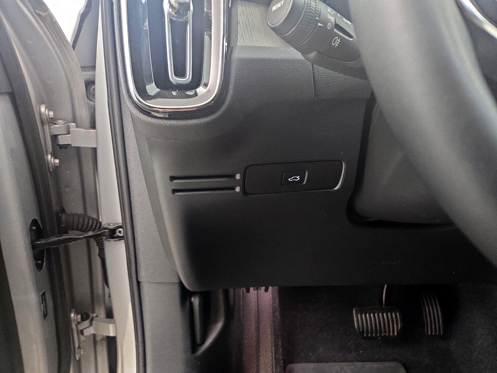 Thumbnail: 2023 Volvo XC40 - 13