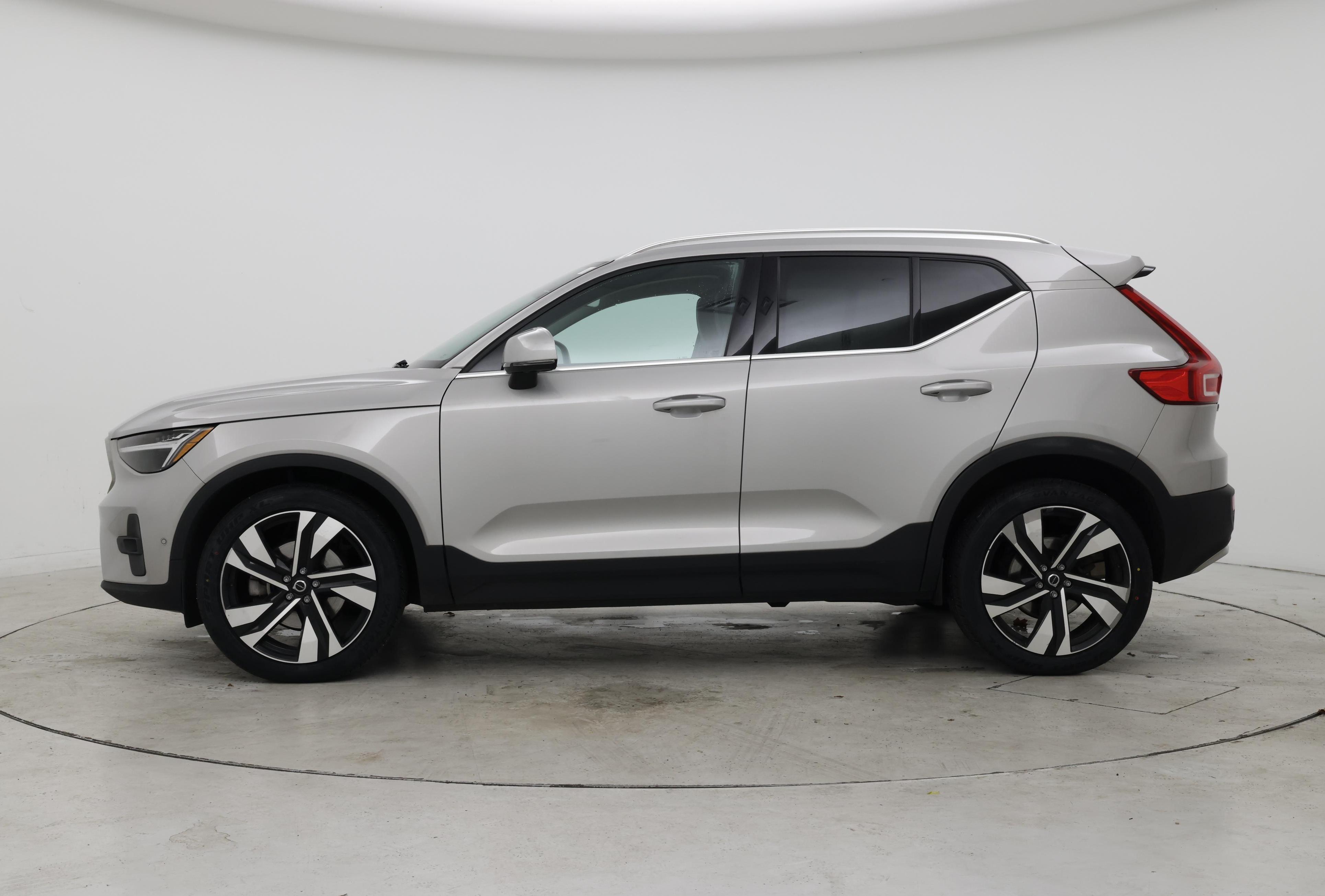 Thumbnail: 2023 Volvo XC40 - 3