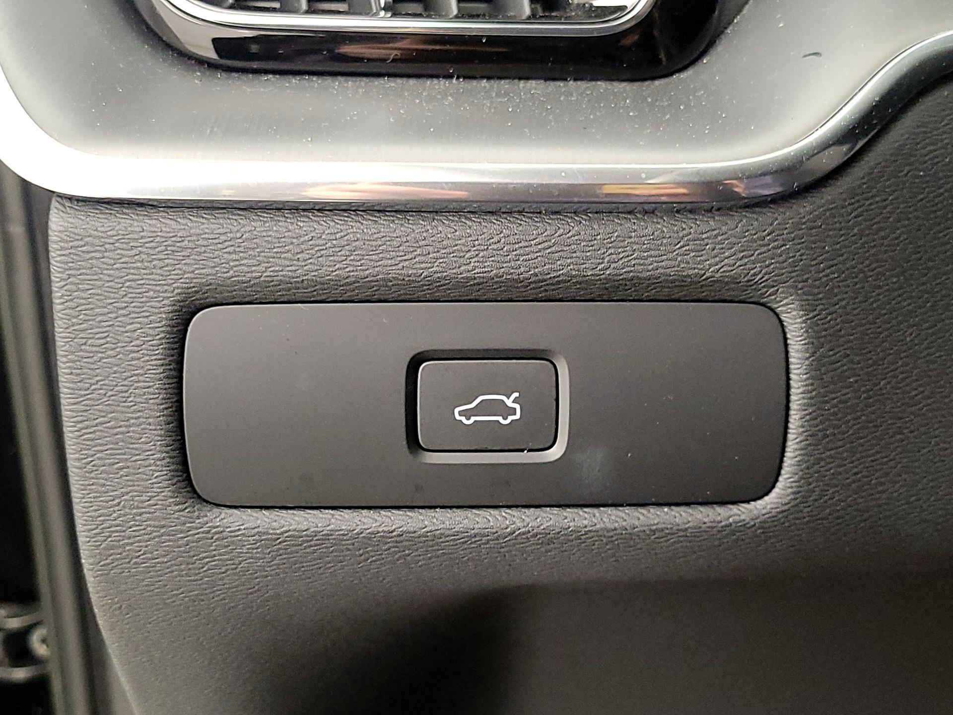 Thumbnail: 2023 Volvo XC60 - 13