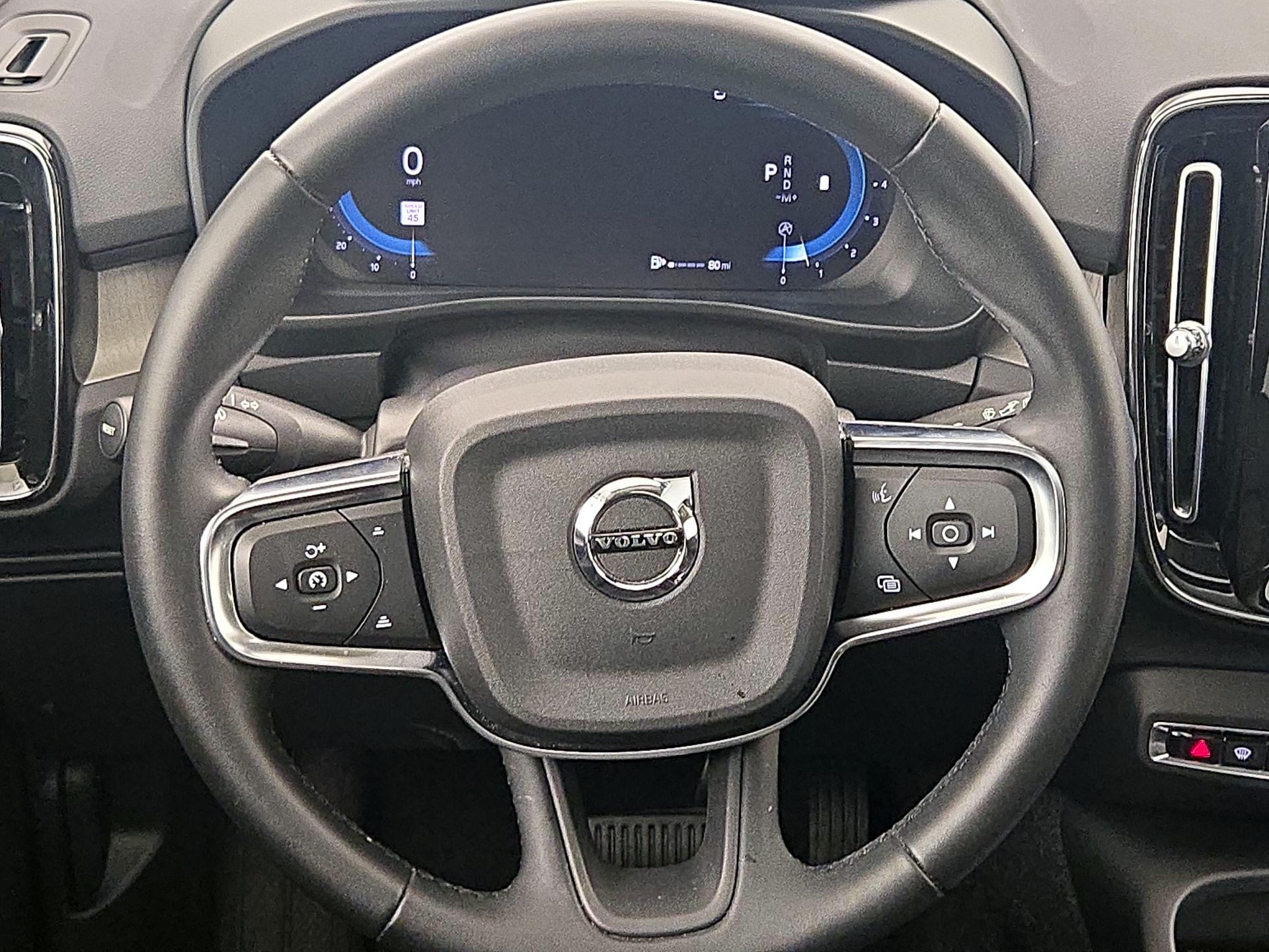 Thumbnail: 2023 Volvo XC40 - 10