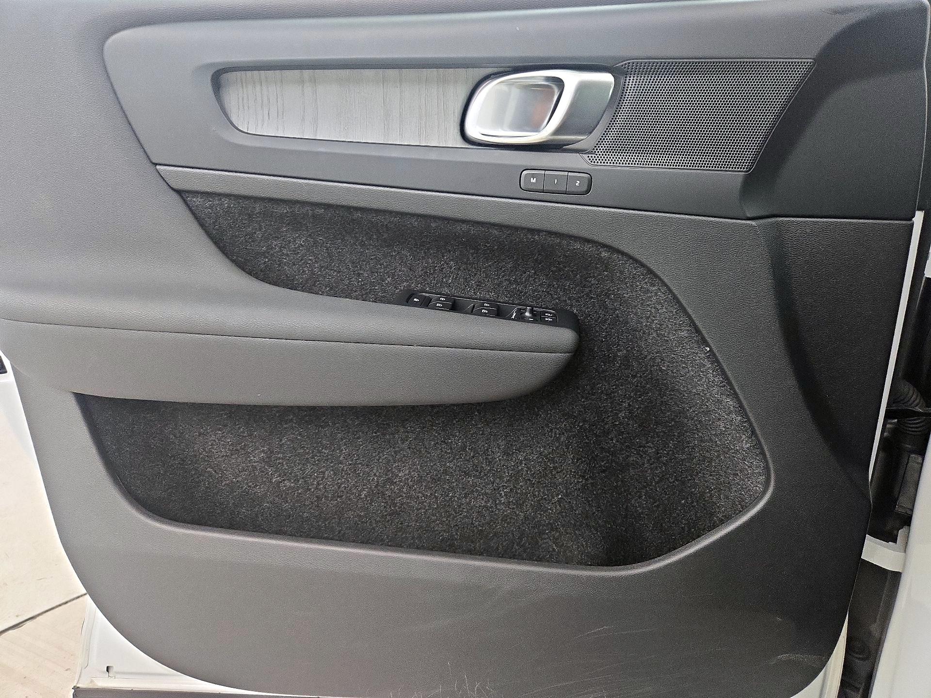 Thumbnail: 2023 Volvo XC40 - 12