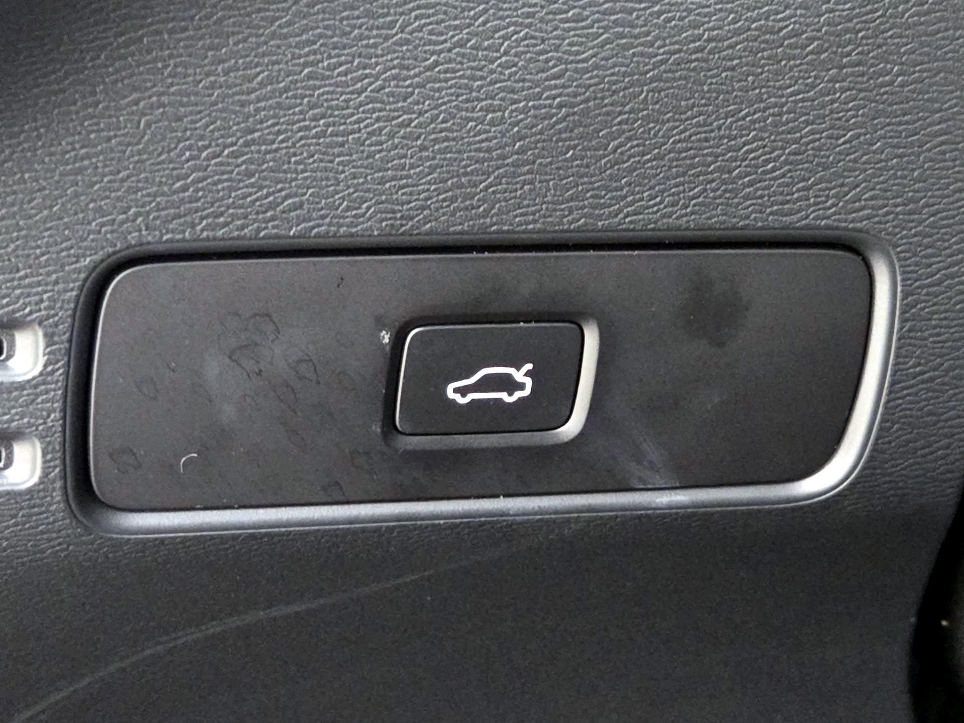 Thumbnail: 2023 Volvo XC40 - 13