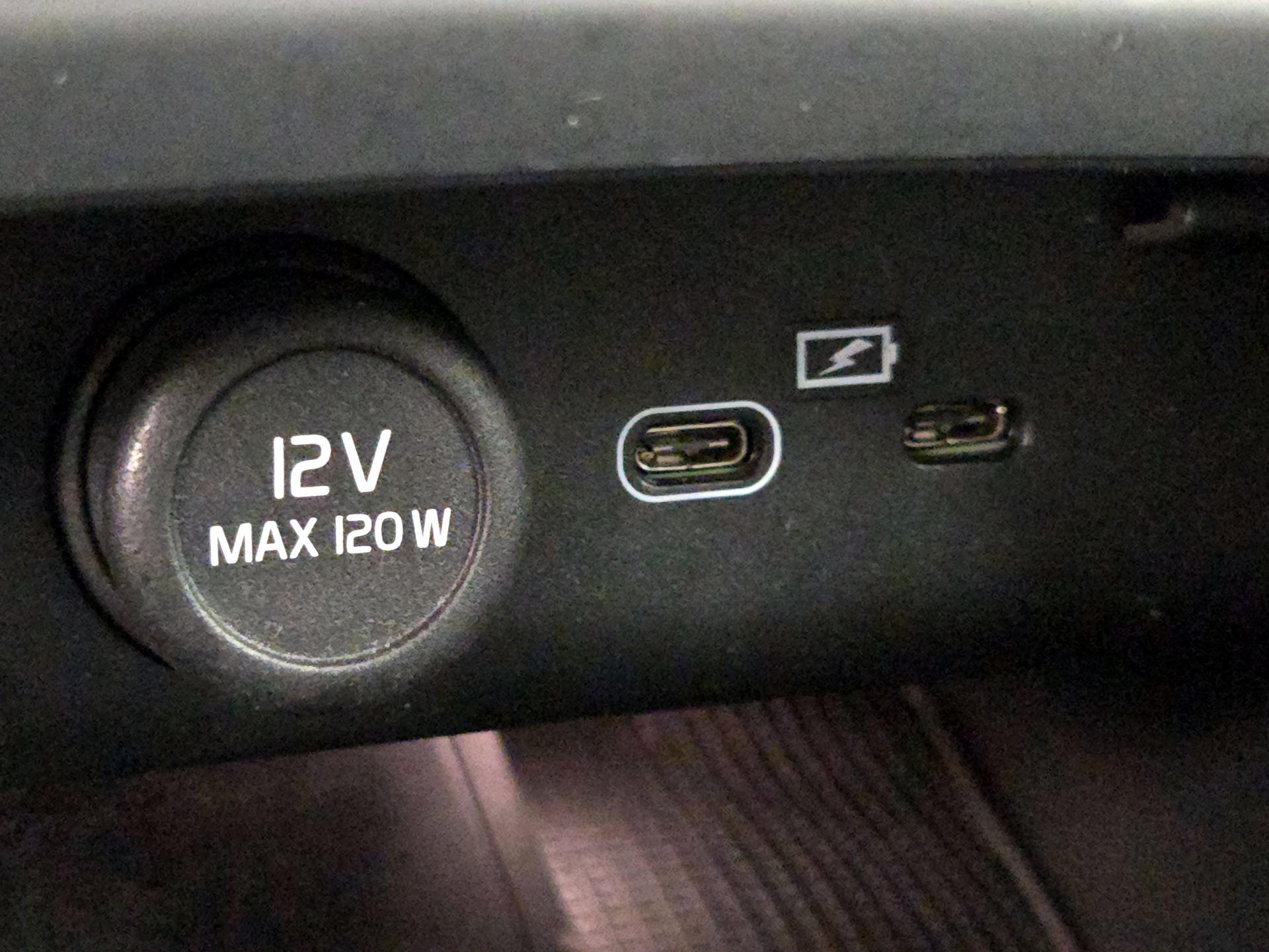 Thumbnail: 2023 Volvo XC40 - 18