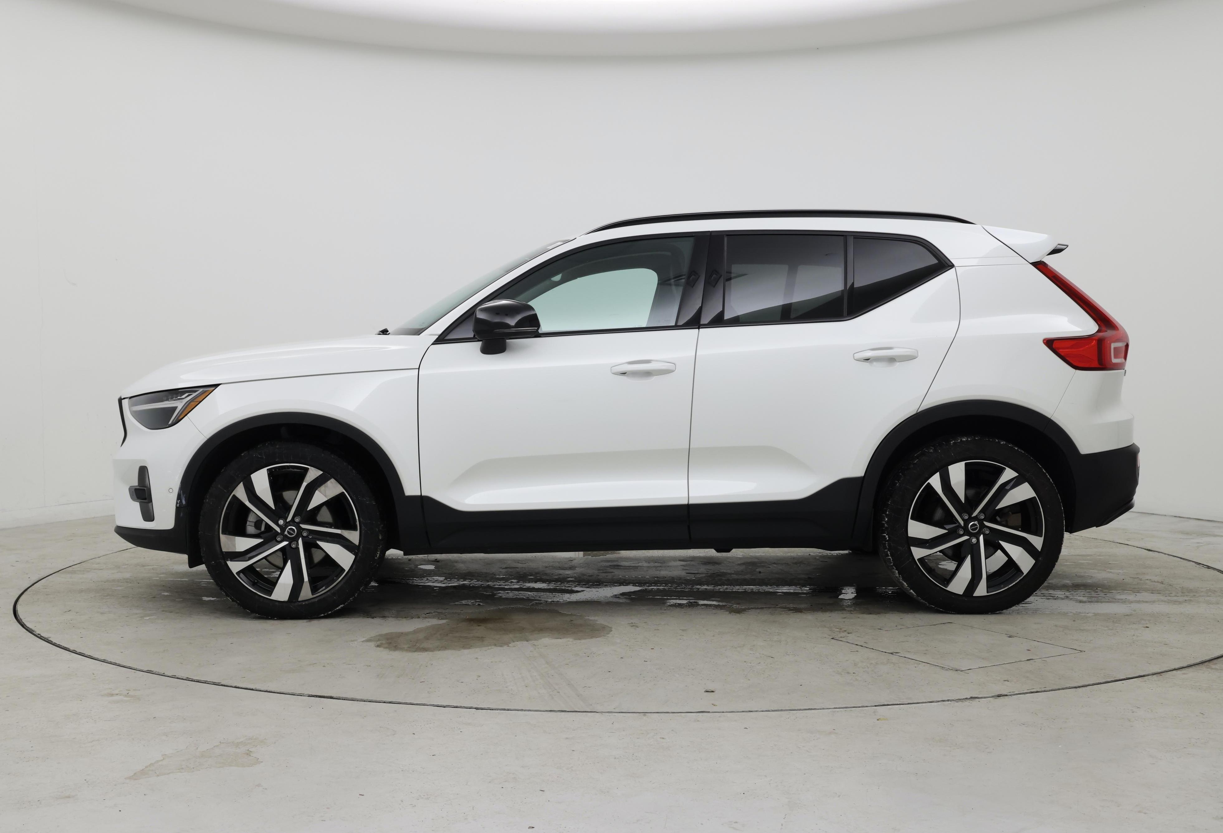 Thumbnail: 2023 Volvo XC40 - 3