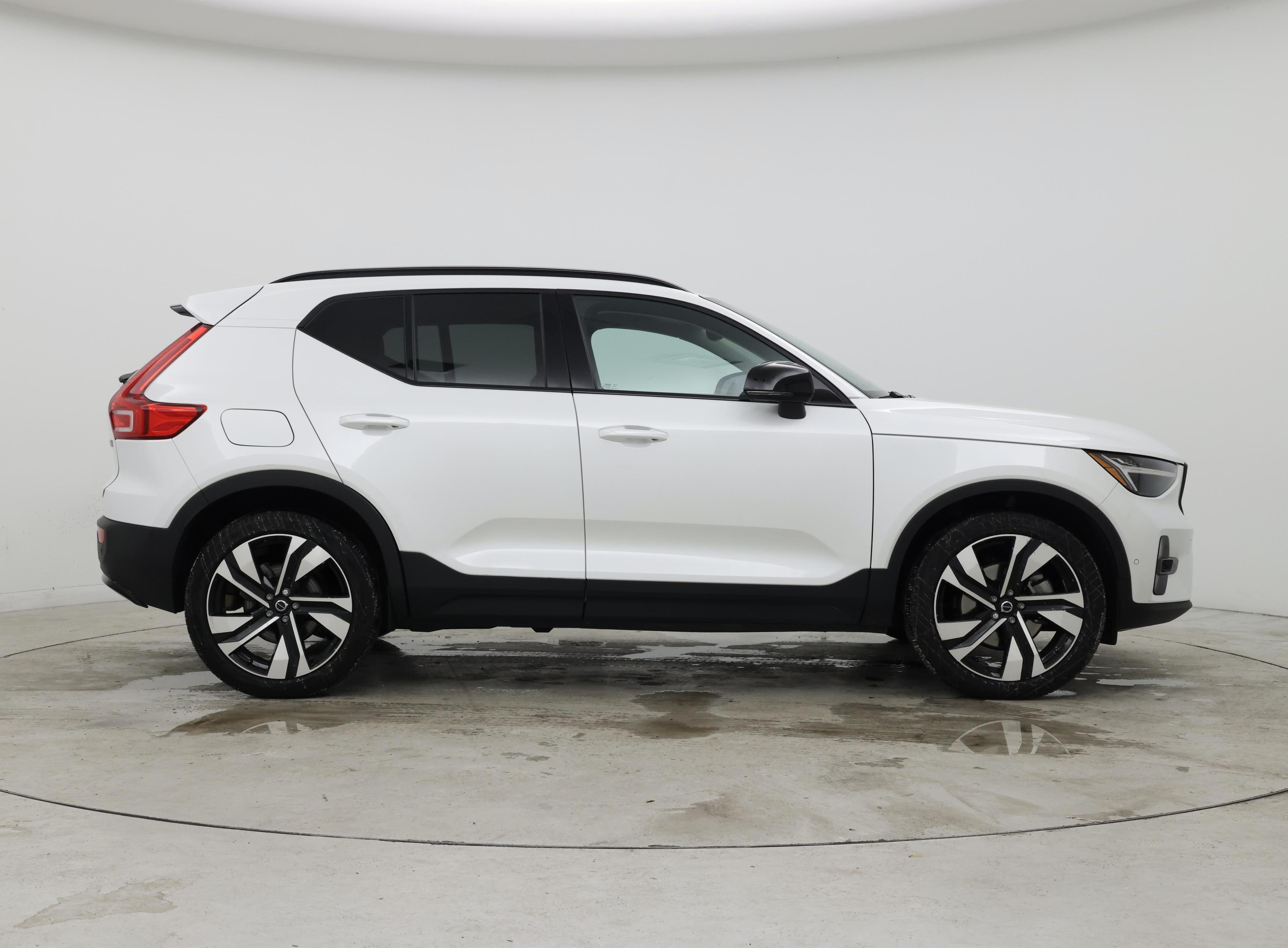 Thumbnail: 2023 Volvo XC40 - 7