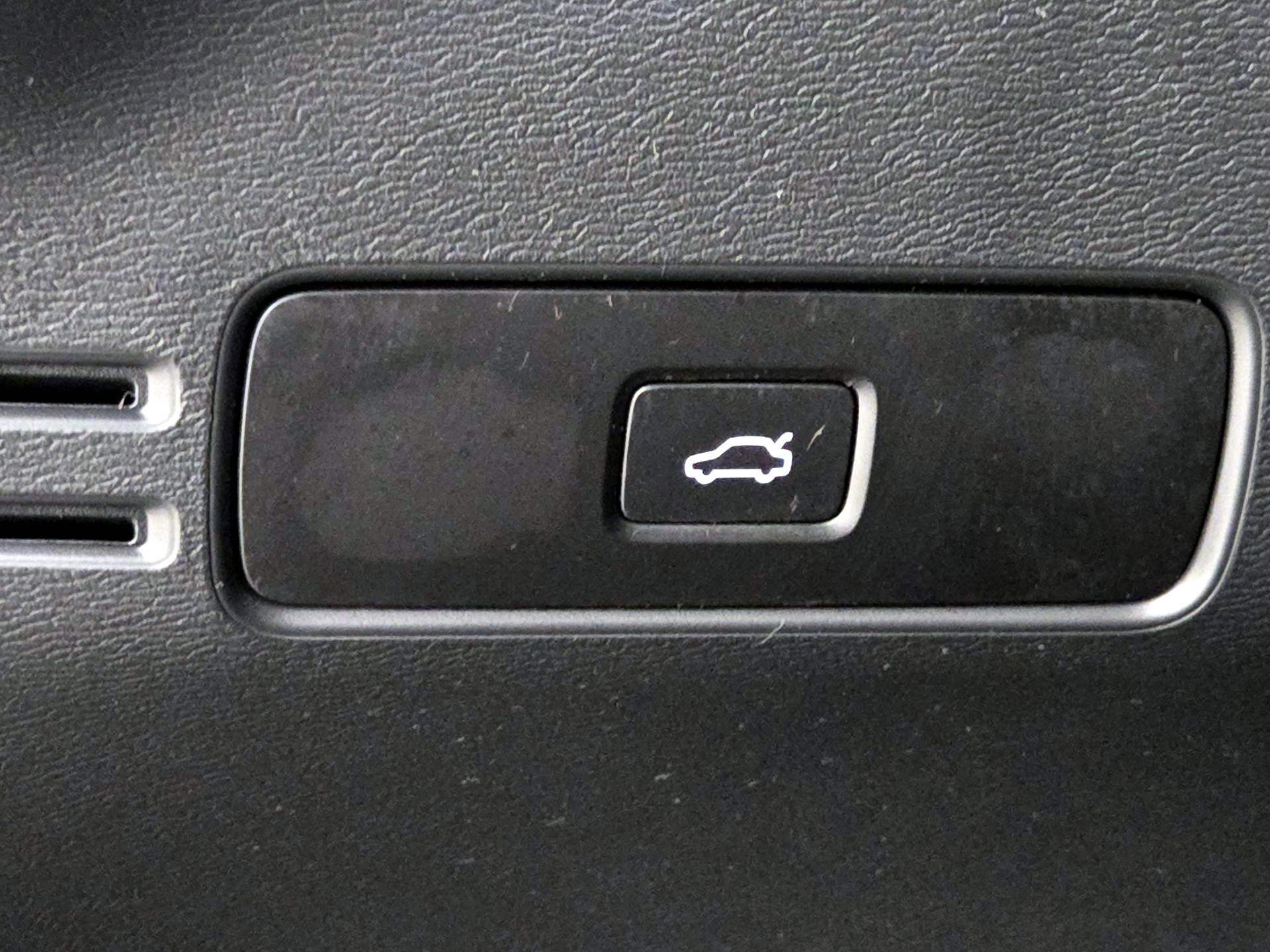 Thumbnail: 2023 Volvo XC40 - 13