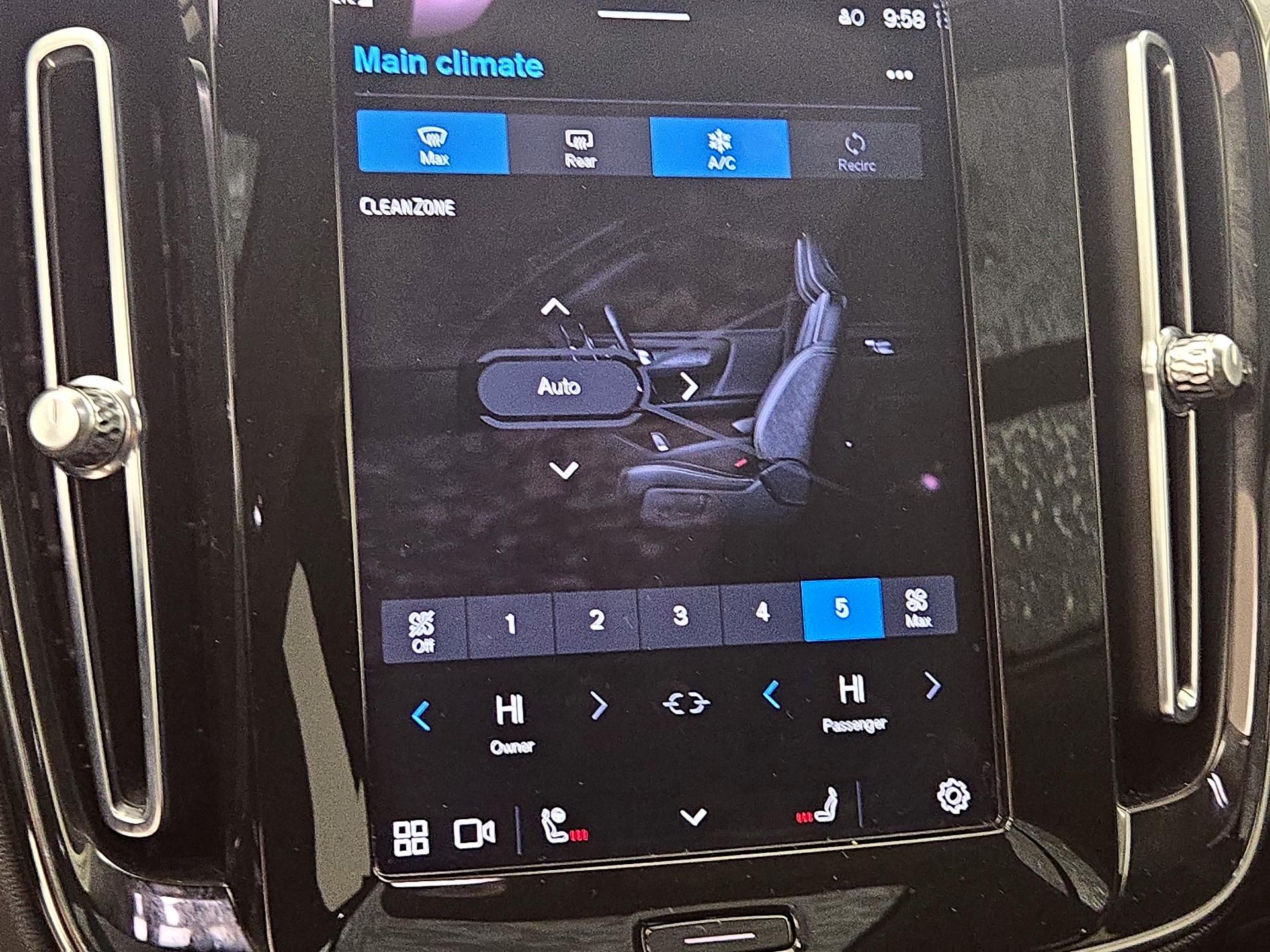 Thumbnail: 2023 Volvo XC40 - 16