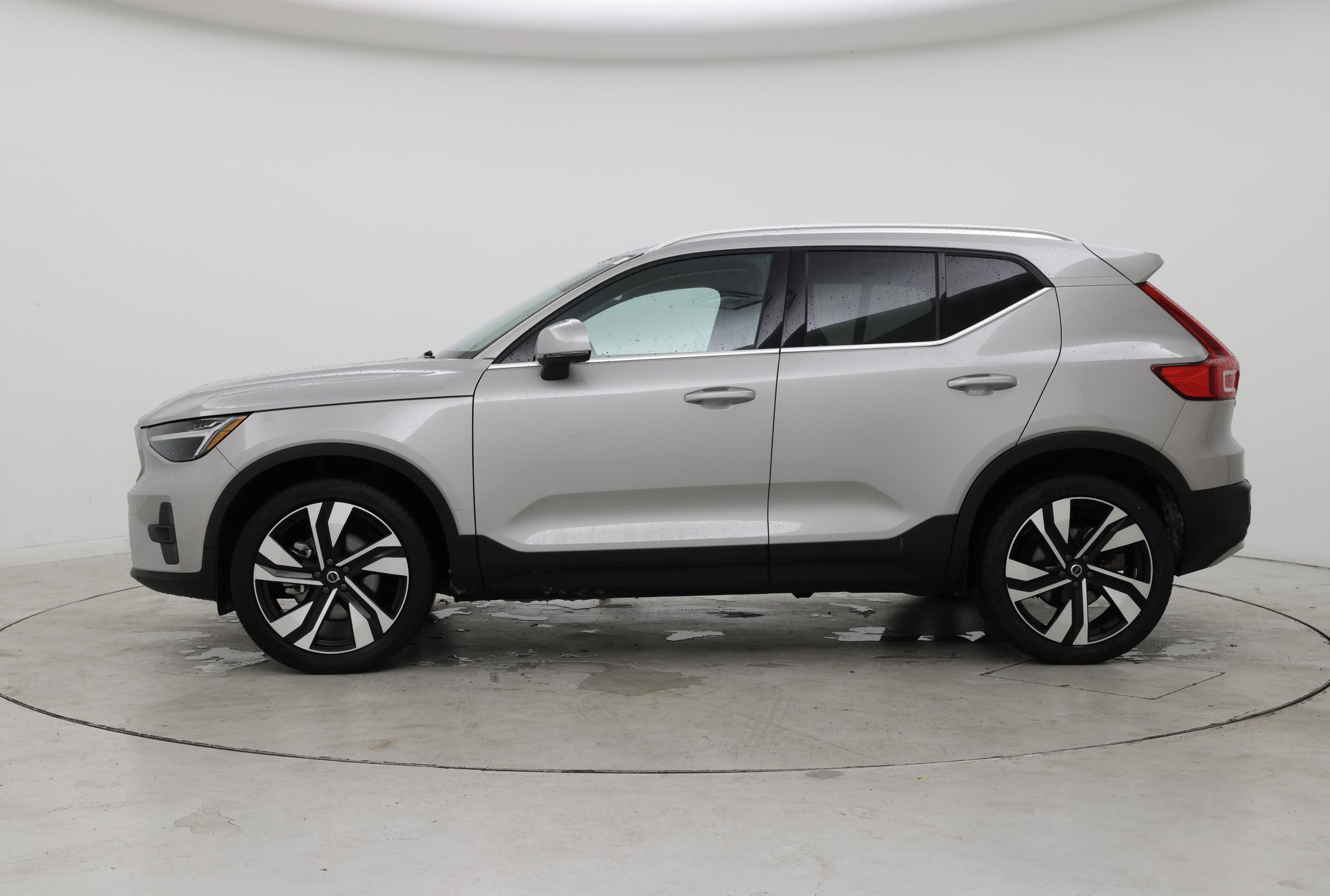 Thumbnail: 2023 Volvo XC40 - 3