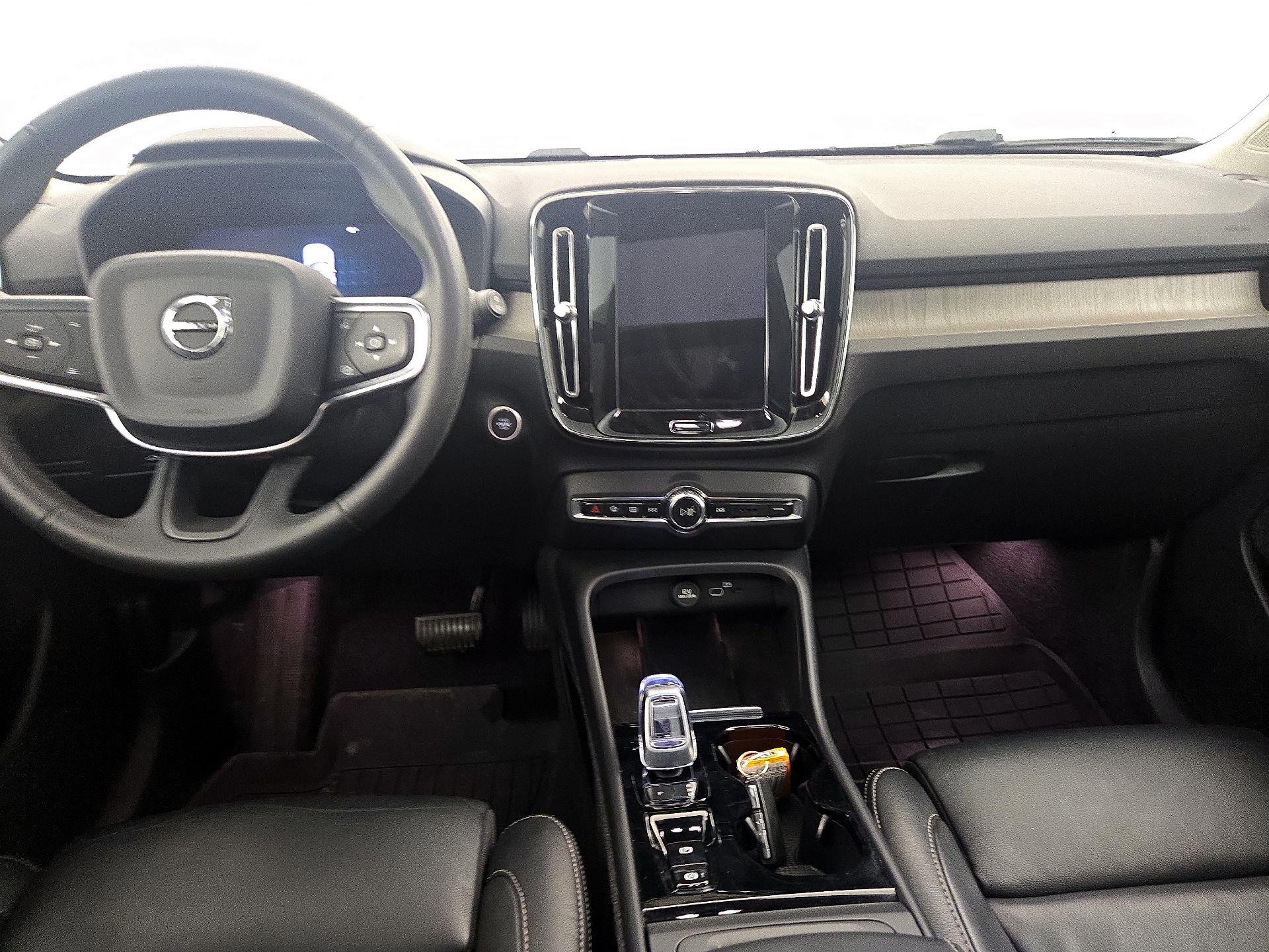 Thumbnail: 2023 Volvo XC40 - 9