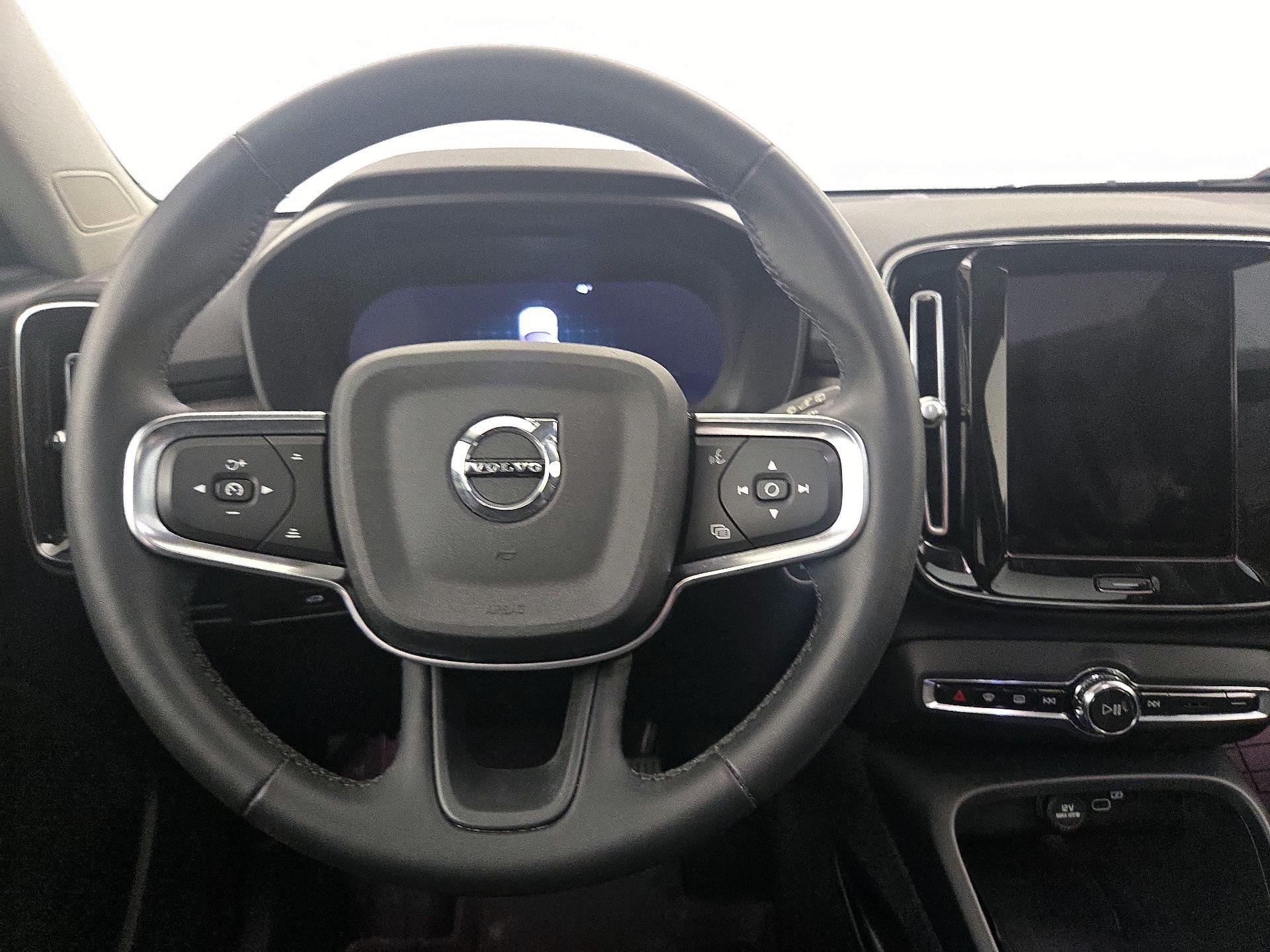 Thumbnail: 2023 Volvo XC40 - 10