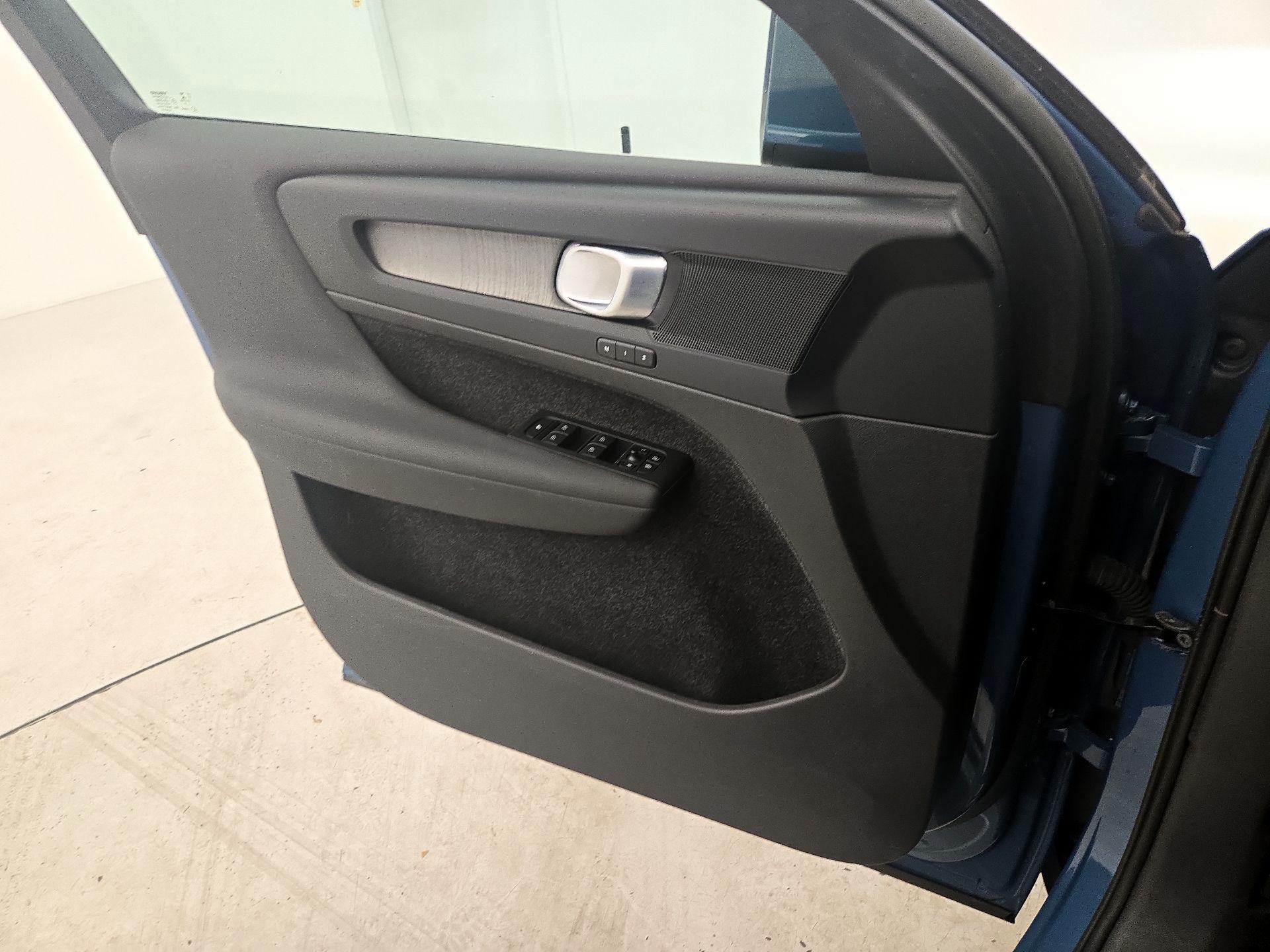 Thumbnail: 2023 Volvo XC40 - 12