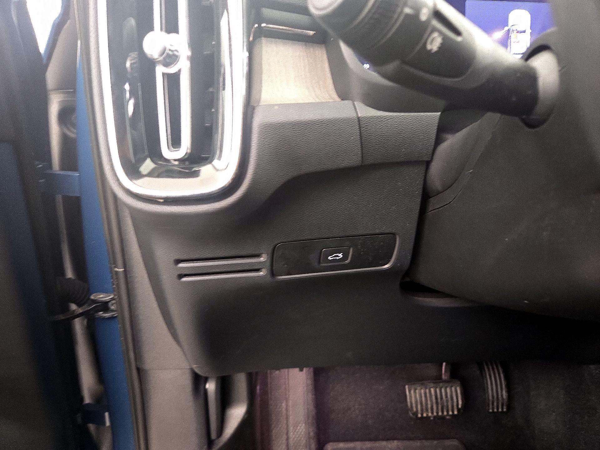 Thumbnail: 2023 Volvo XC40 - 13