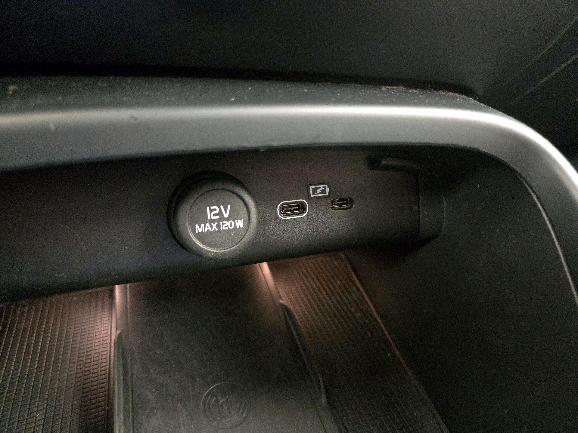 Thumbnail: 2023 Volvo XC40 - 18