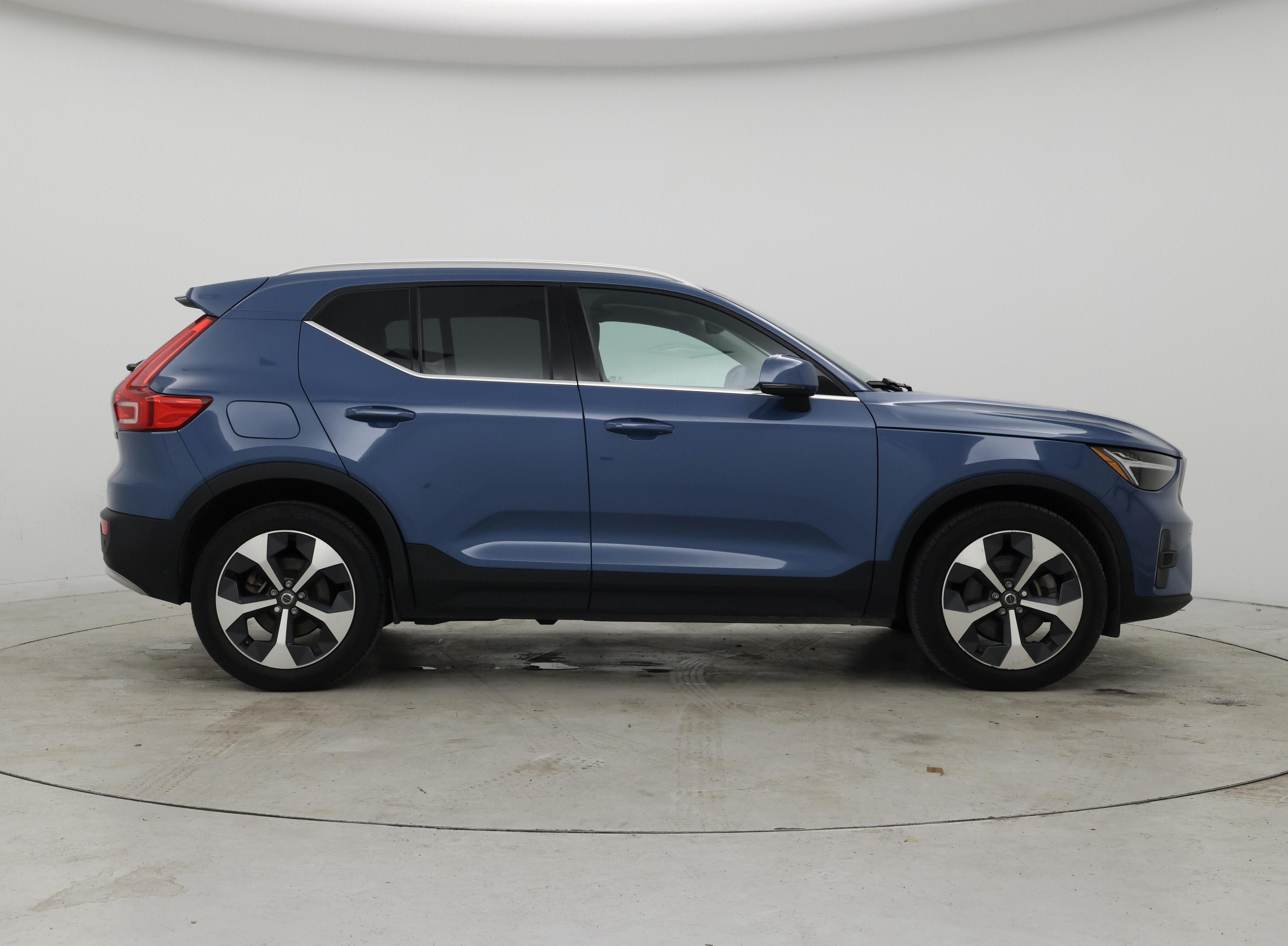 Thumbnail: 2023 Volvo XC40 - 7