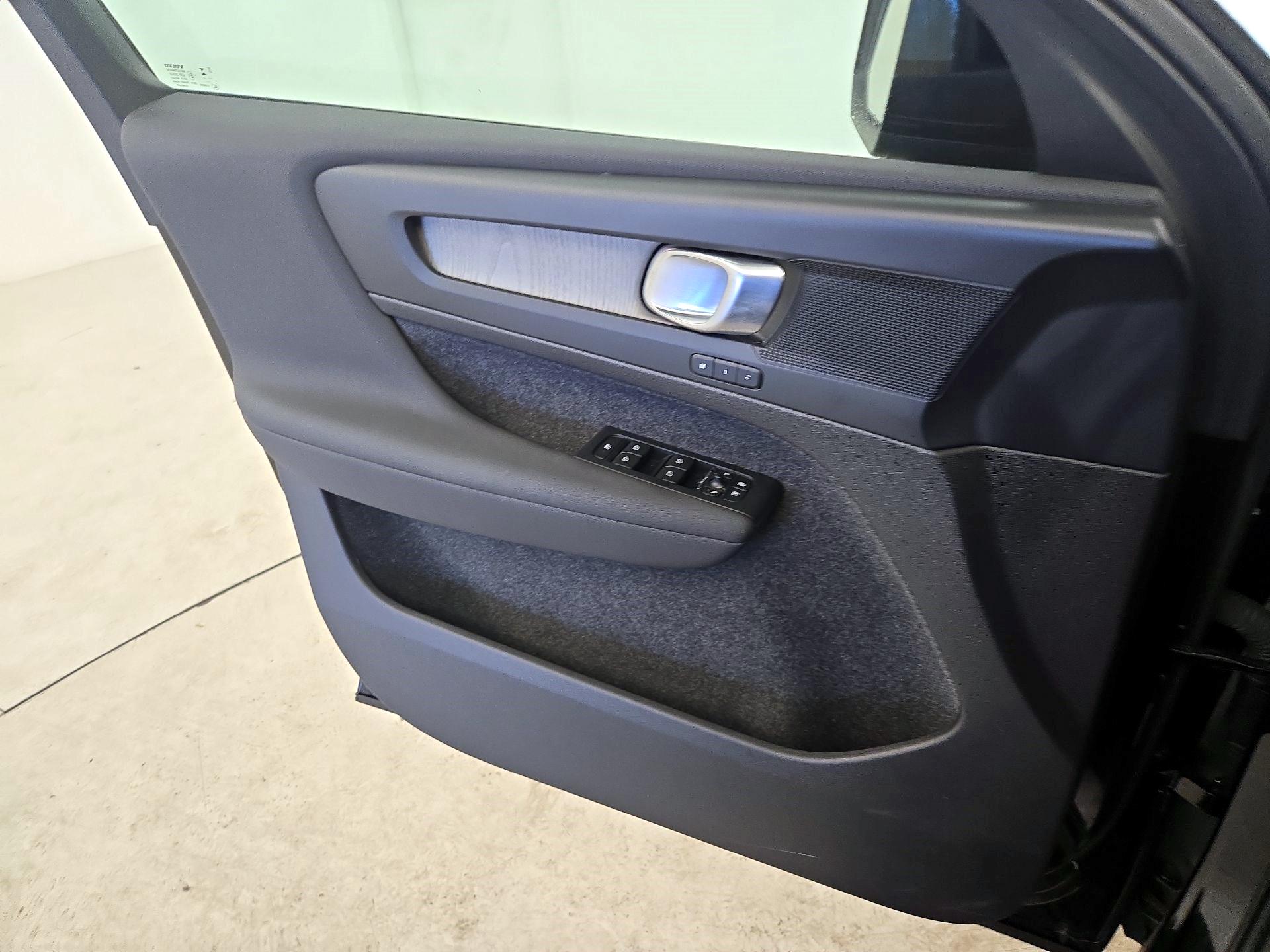 Thumbnail: 2023 Volvo XC40 - 10